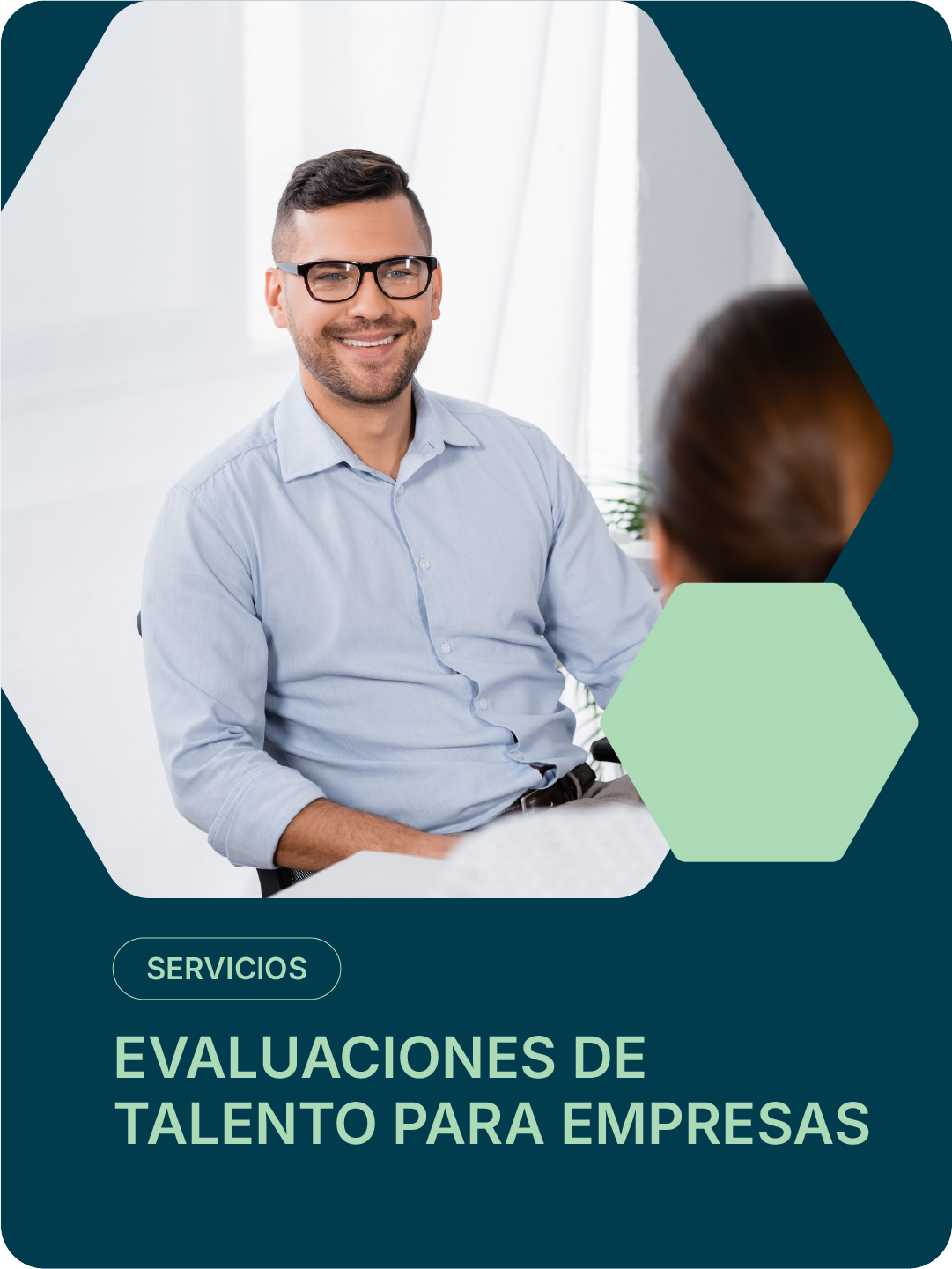 Hombre sonriendo en una entrevista de evaluación de talento para empresas.