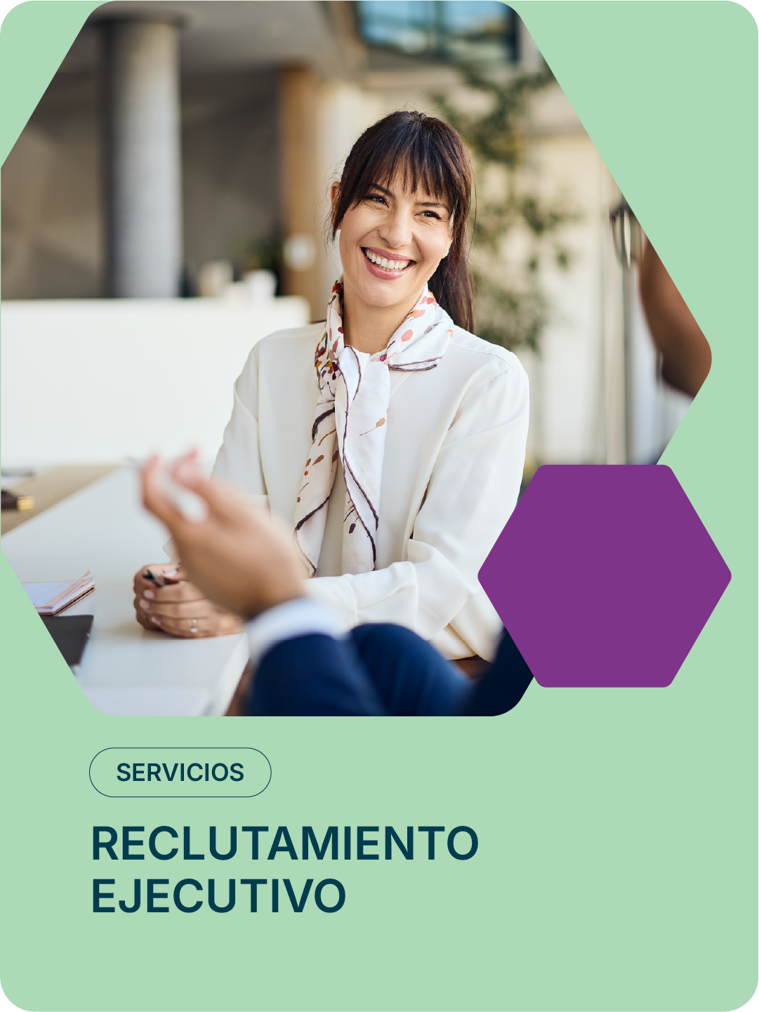 Mujer sonriendo en una entrevista de trabajo en oficina