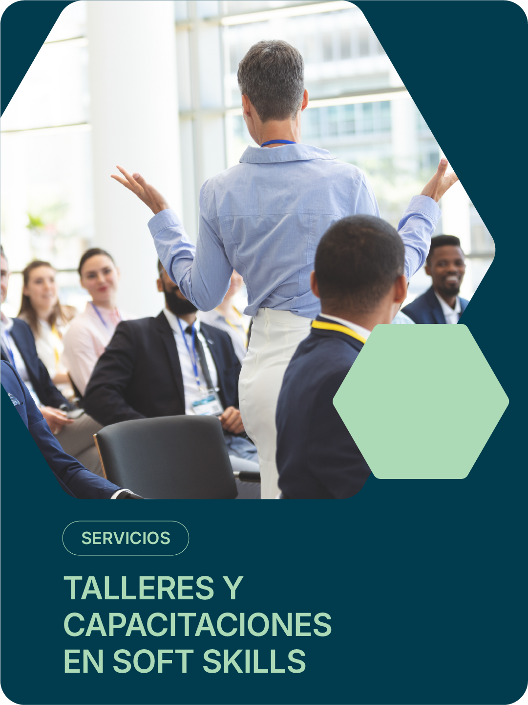 Mujer dando una charla o taller a un grupo de personas en una conferencia o capacitación, con una decoración moderna y ventanas grandes