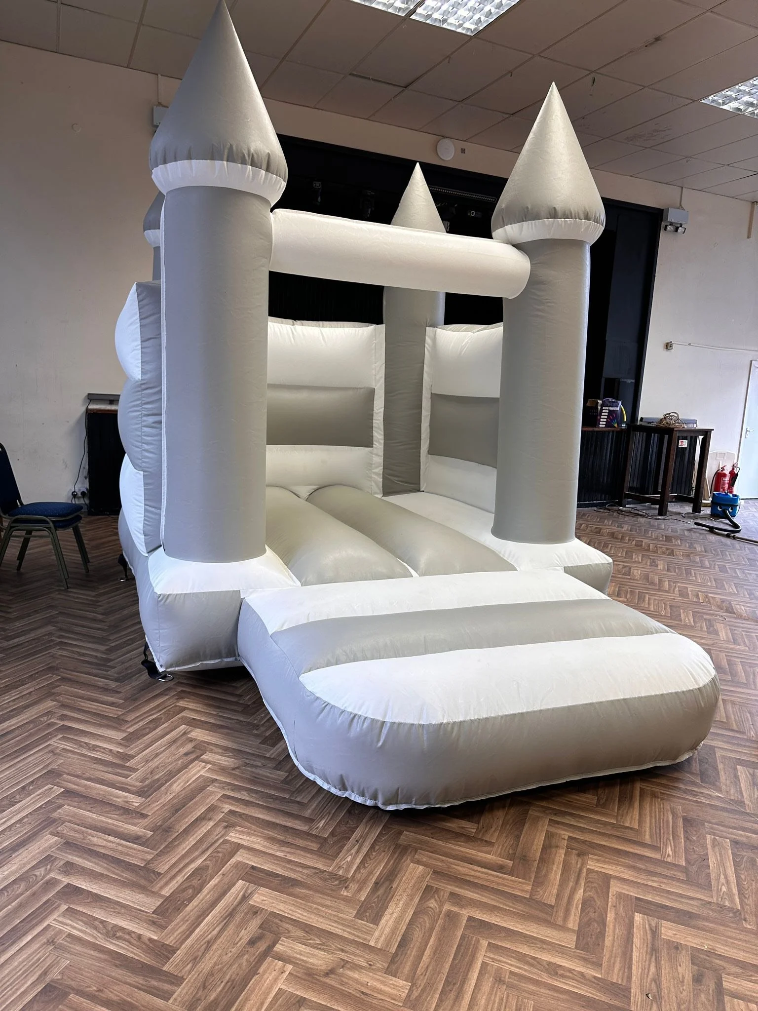 Grey & White Bouncy Castle. The perfect castle for any neutral party's. This castle is suitable for children up to the age of 8 years old but is a popular choice for toddlers and younger children due to to the low access height. £120.00 per hour hour