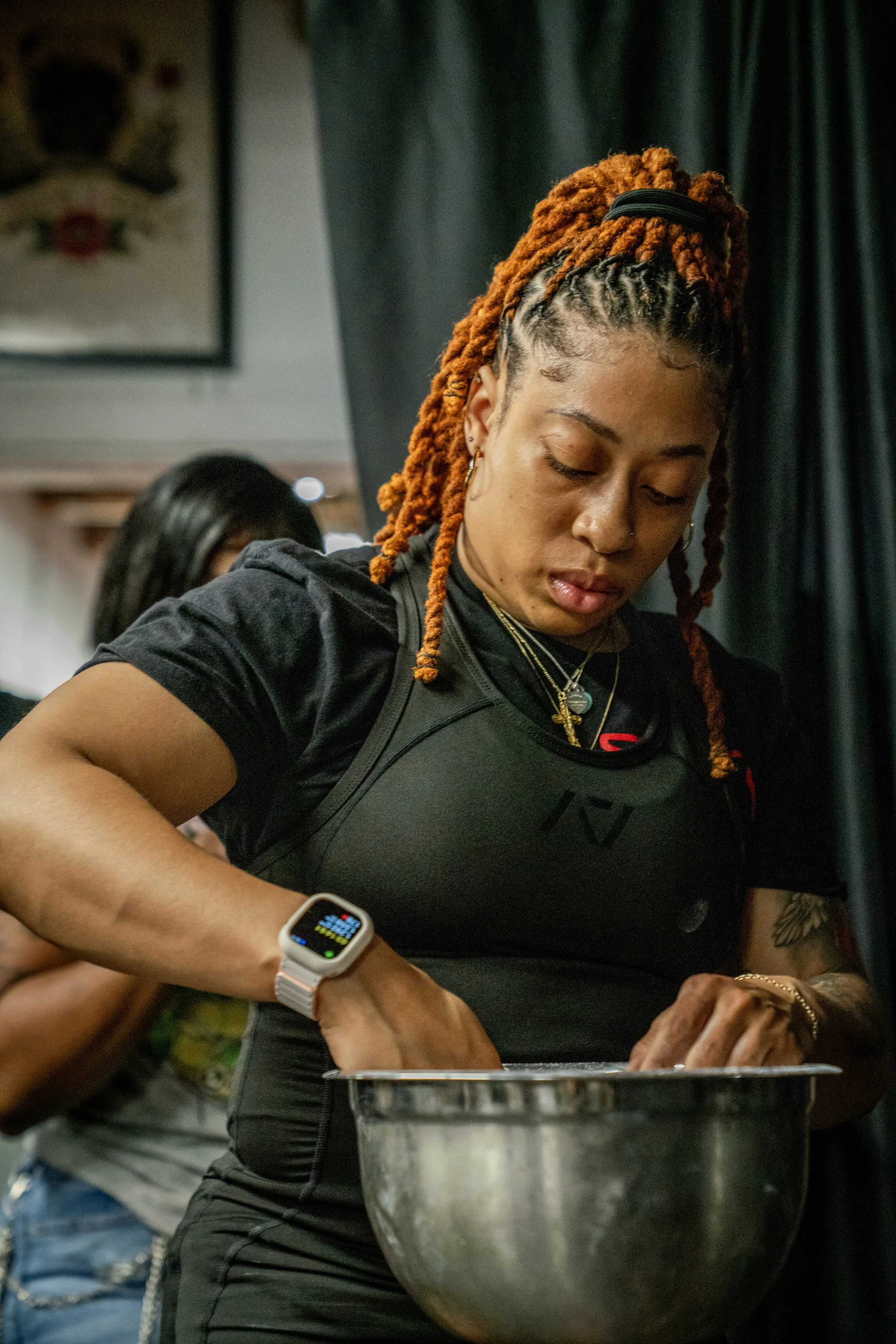 Uplift Grant recipient is chalking her hands before a lift.