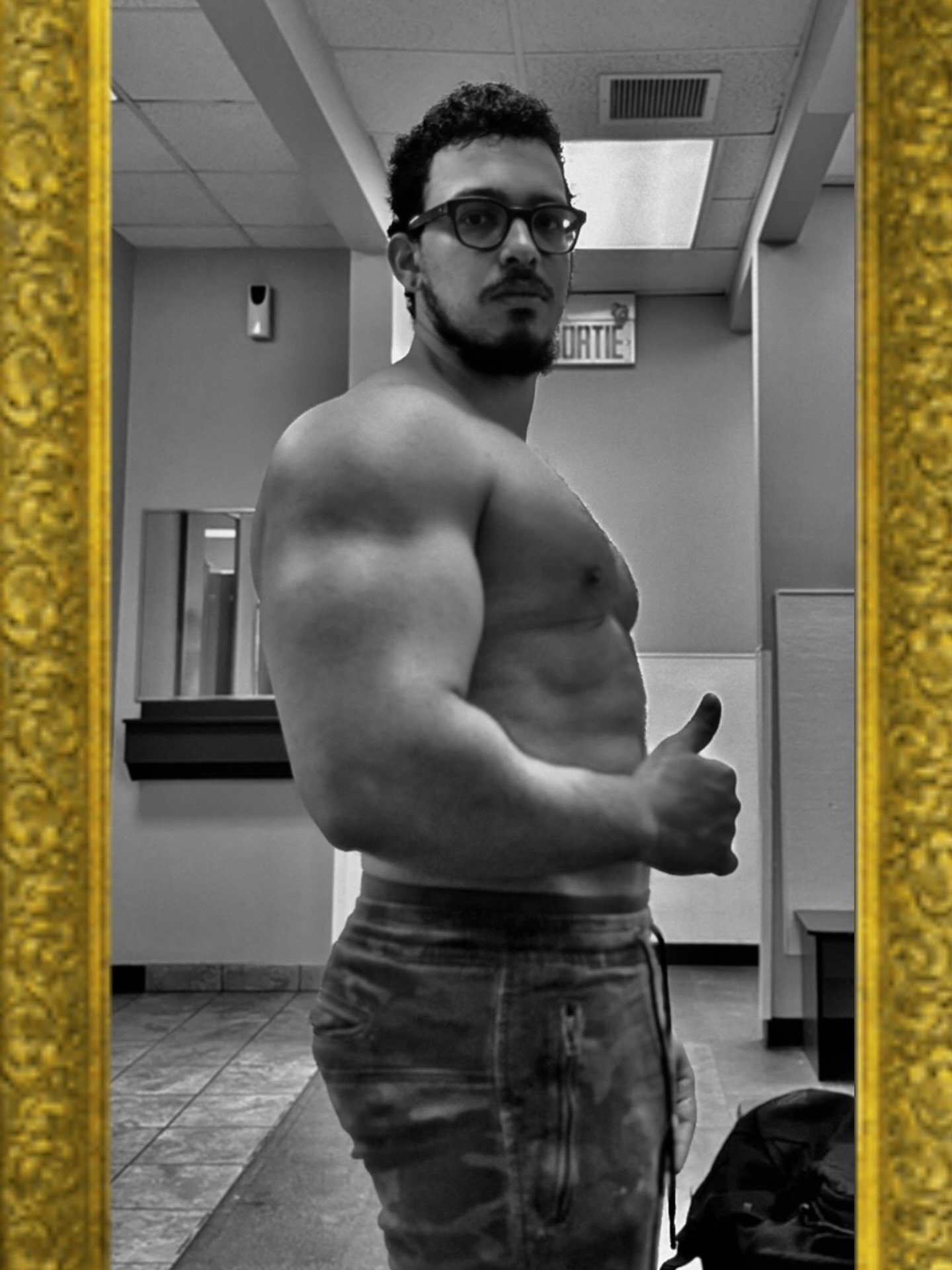 I decided that whatever comes through me, will never change the good kind in me. so whichever year it is : BismiAllah !

#christmasiscoming🎄 #gym #fit #muscle #workout