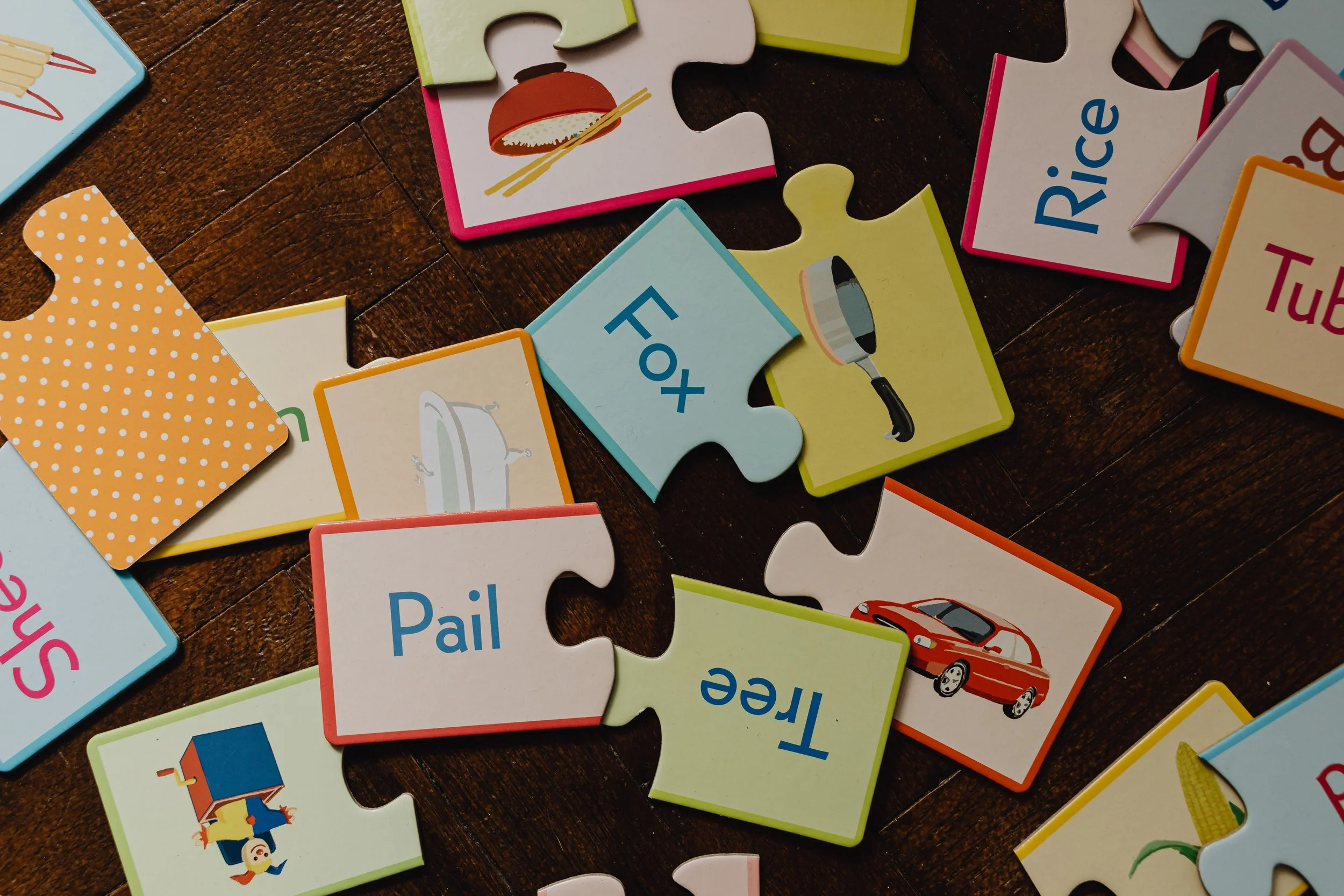 Speech therapist helping a toddler build vocabulary through play-based learning