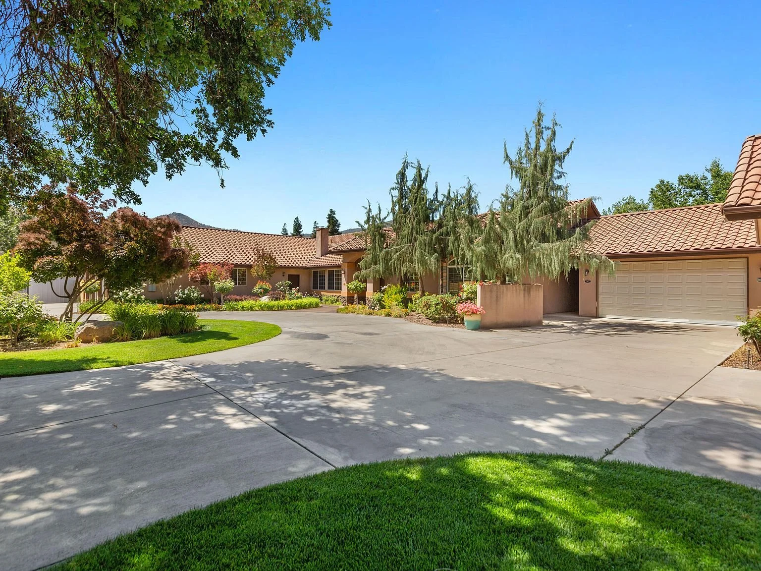 Front Driveway_2.jpg