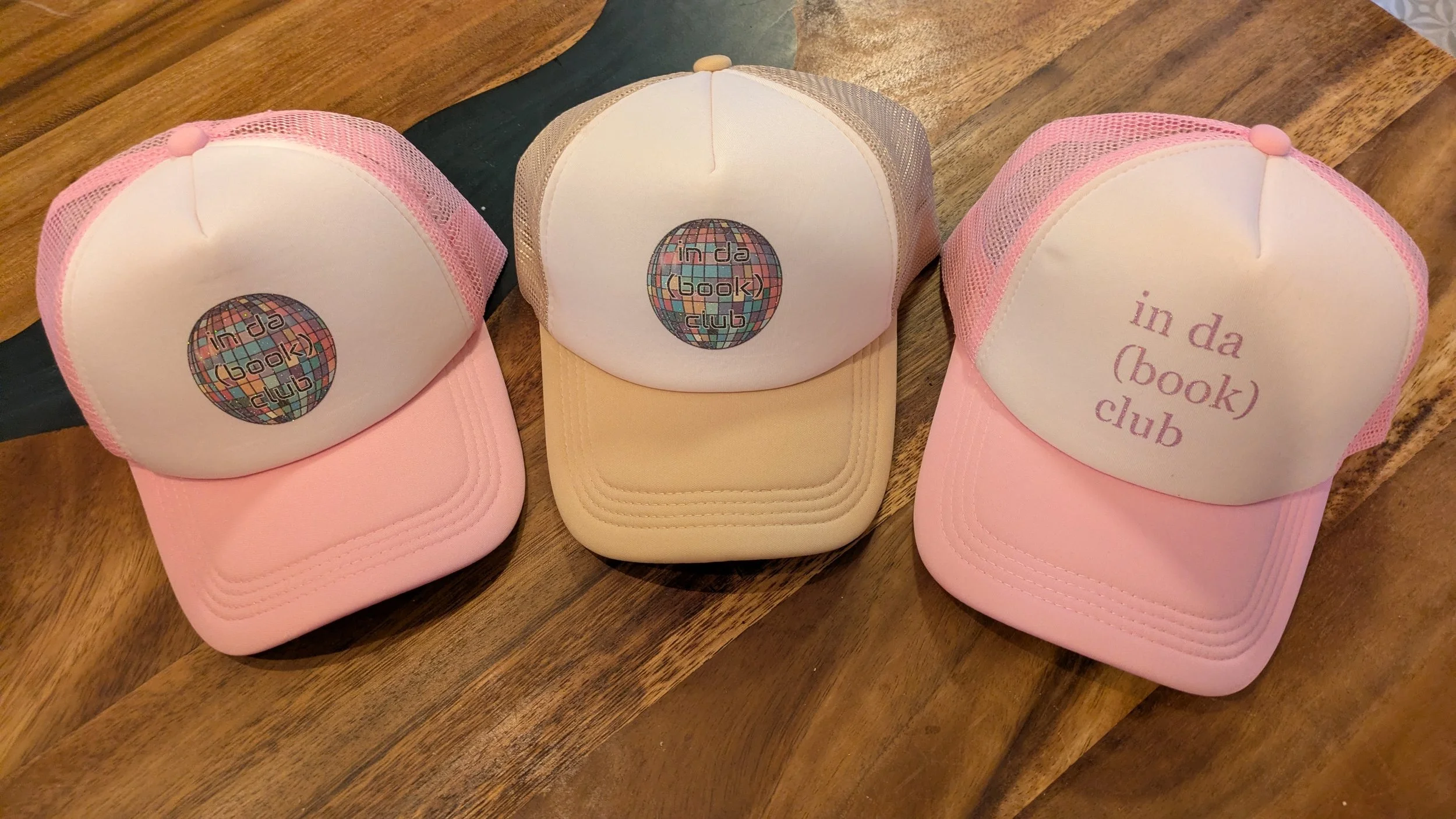 "in da (book) club" Trucker Hat