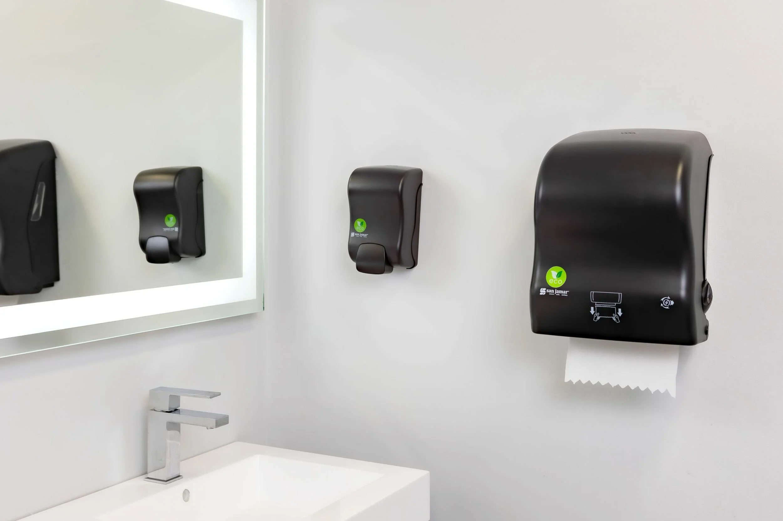 Manual paper towel dispenser