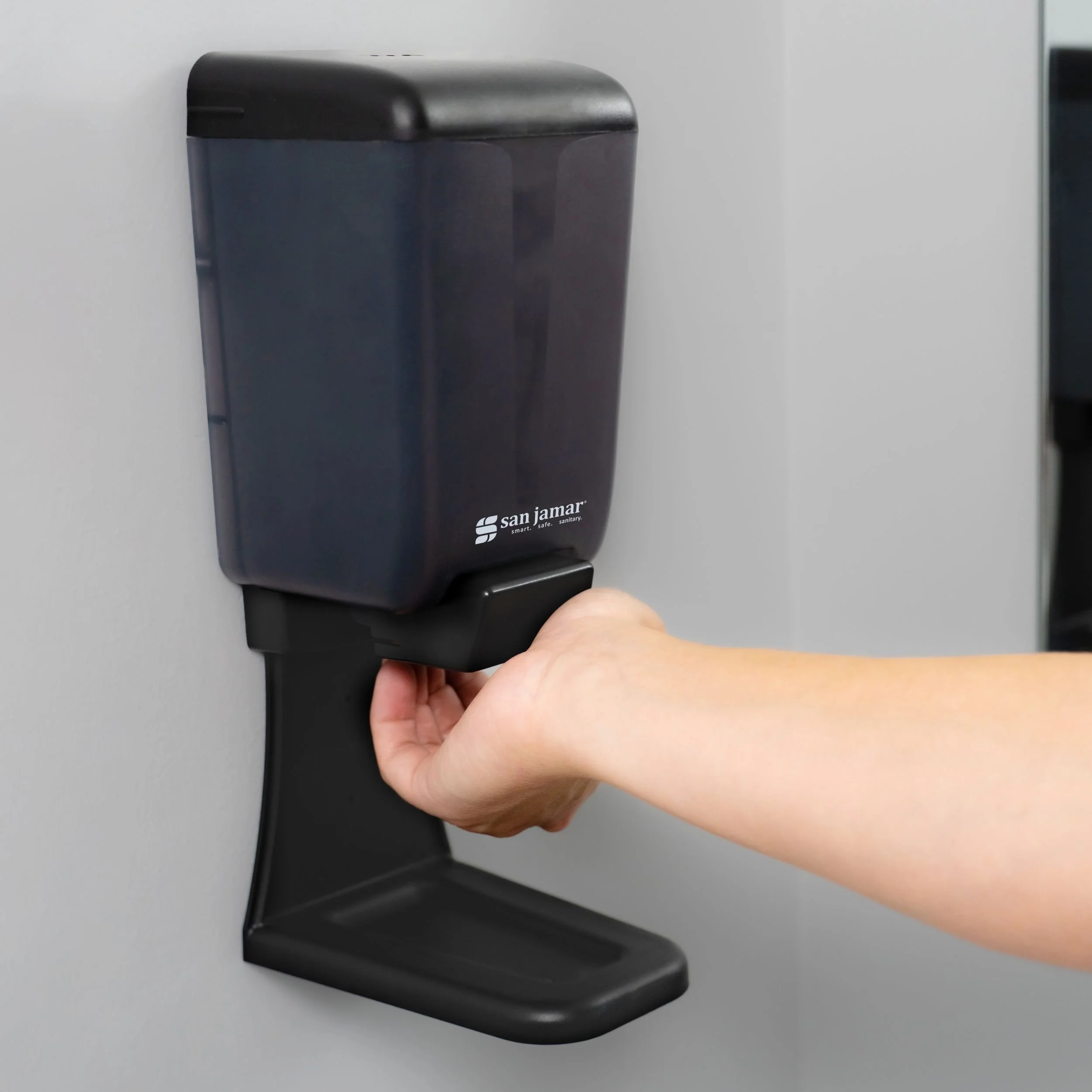 Manual soap dispenser