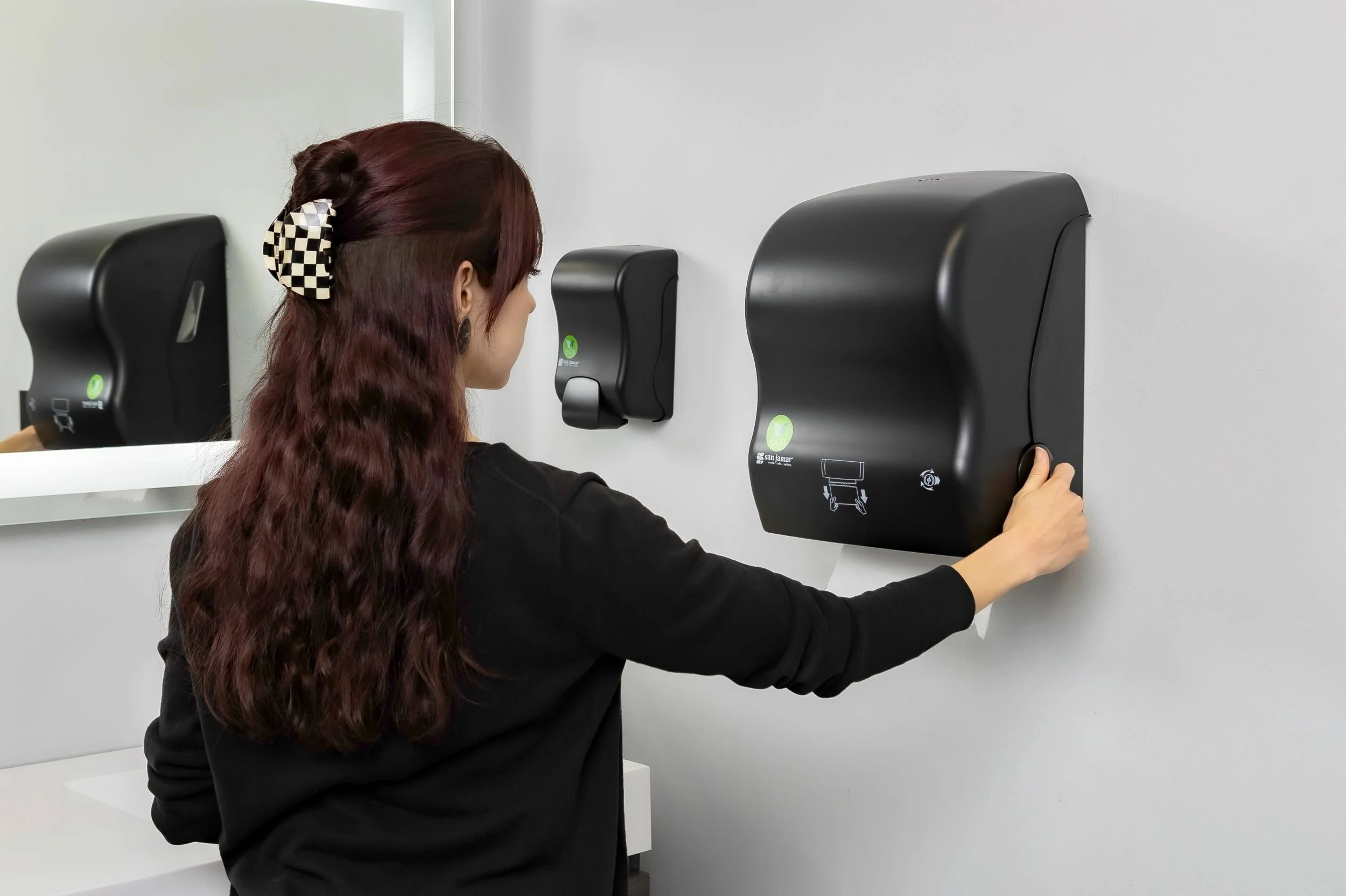 Manual paper towel dispenser