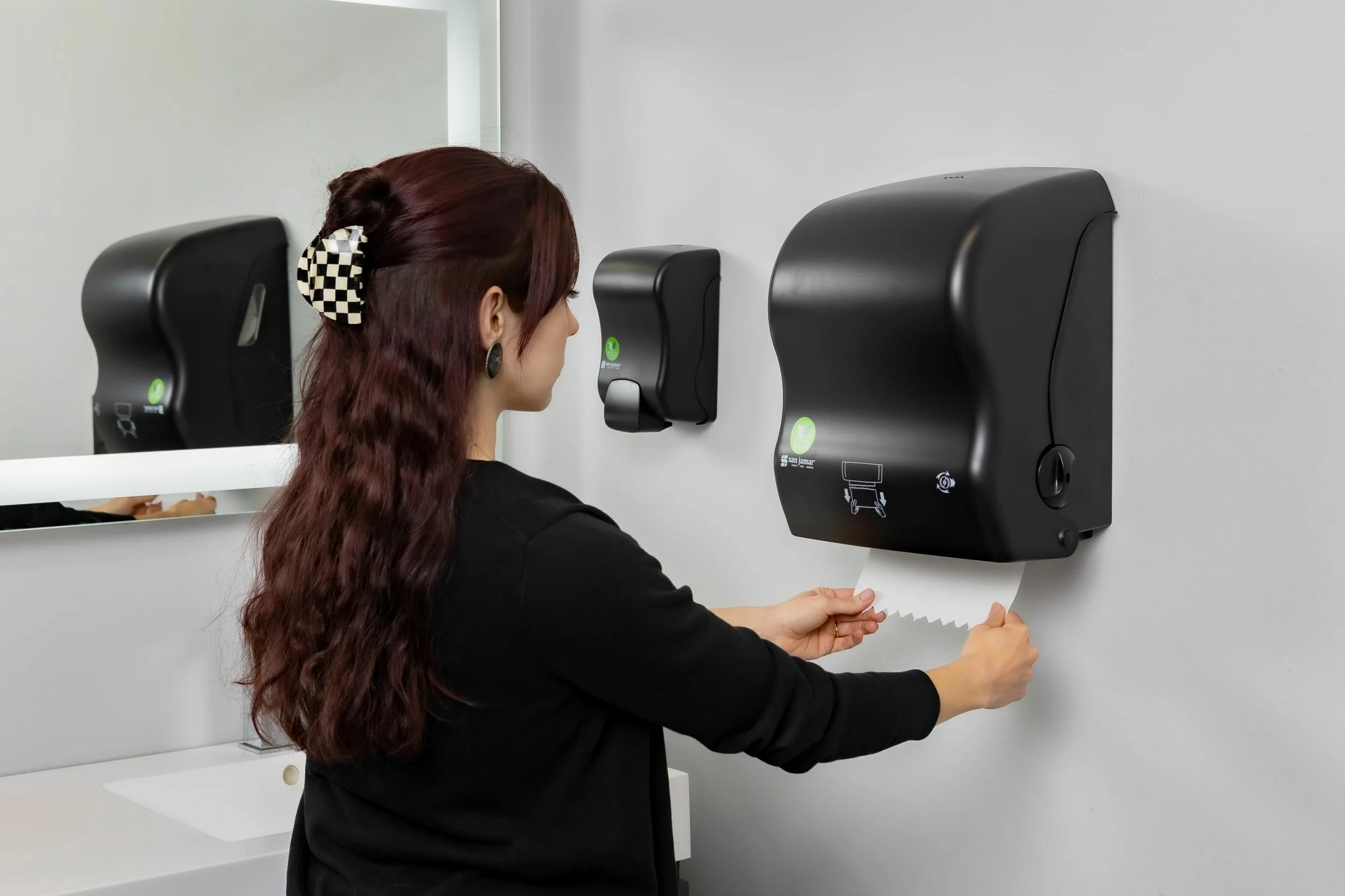 Manual paper towel dispenser