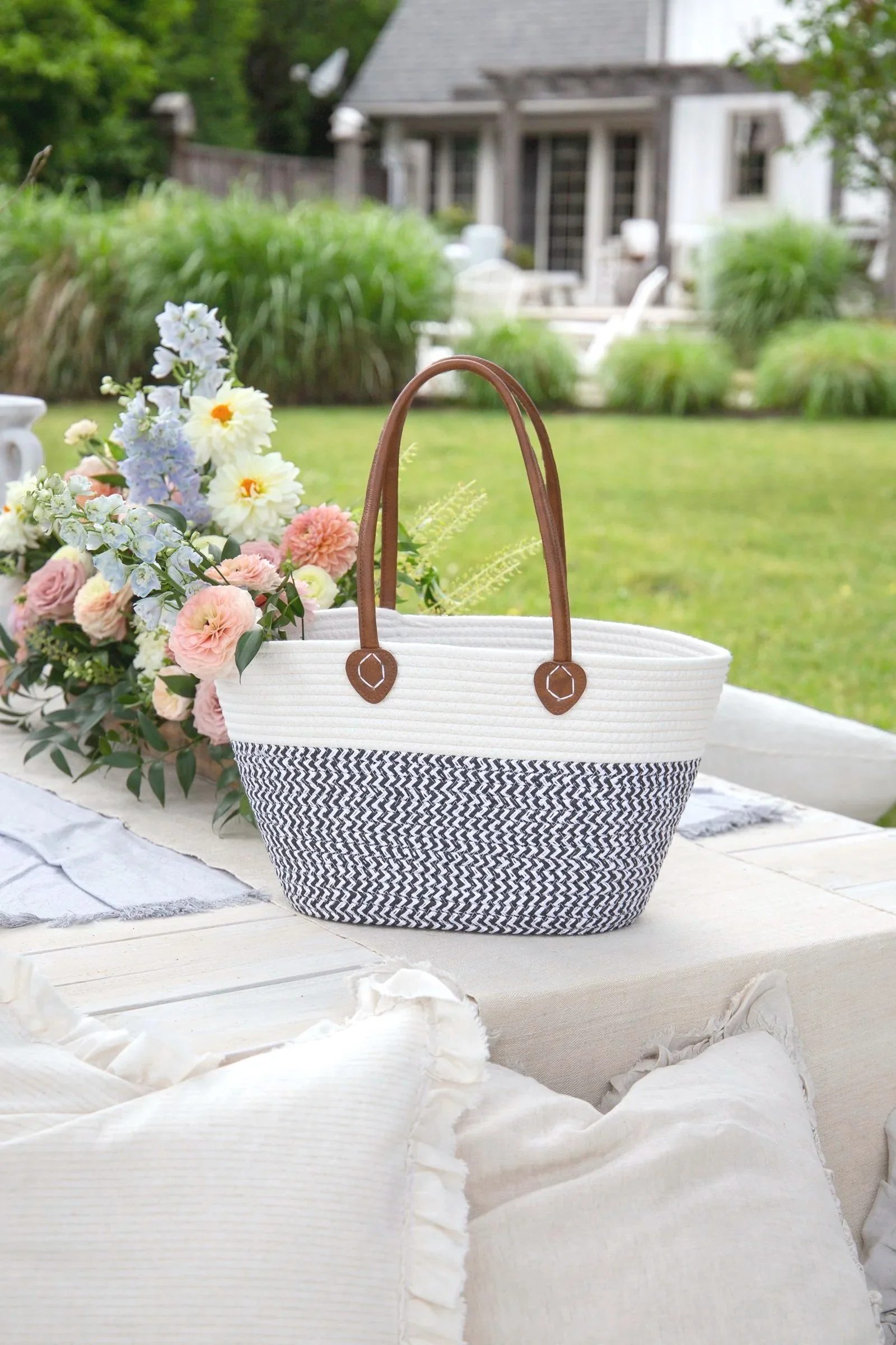 navy+wht+bag+lg.jpg