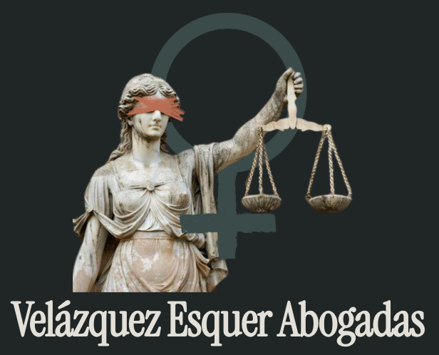 Estatua de la justicia con venda en los ojos y balanza y texto 'Velázquez Esquer Abogadas' en la parte inferior.