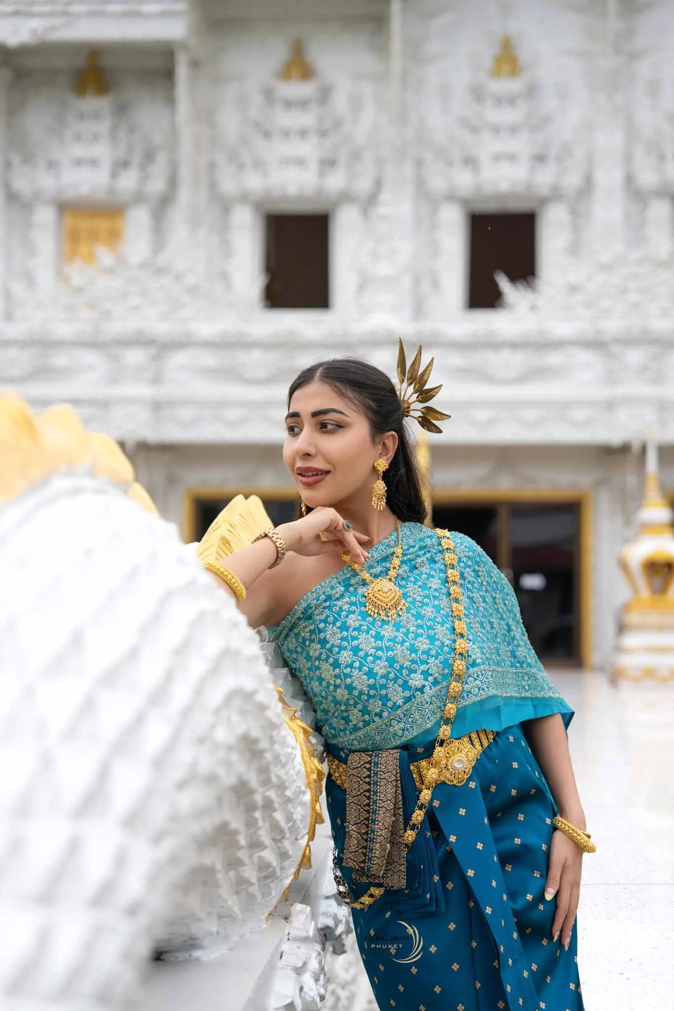 thai-traditional-dress-woman-wat-thalang-temple-phuket.jpg