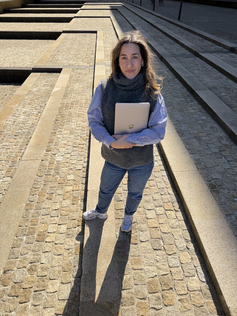 val with a computer outside