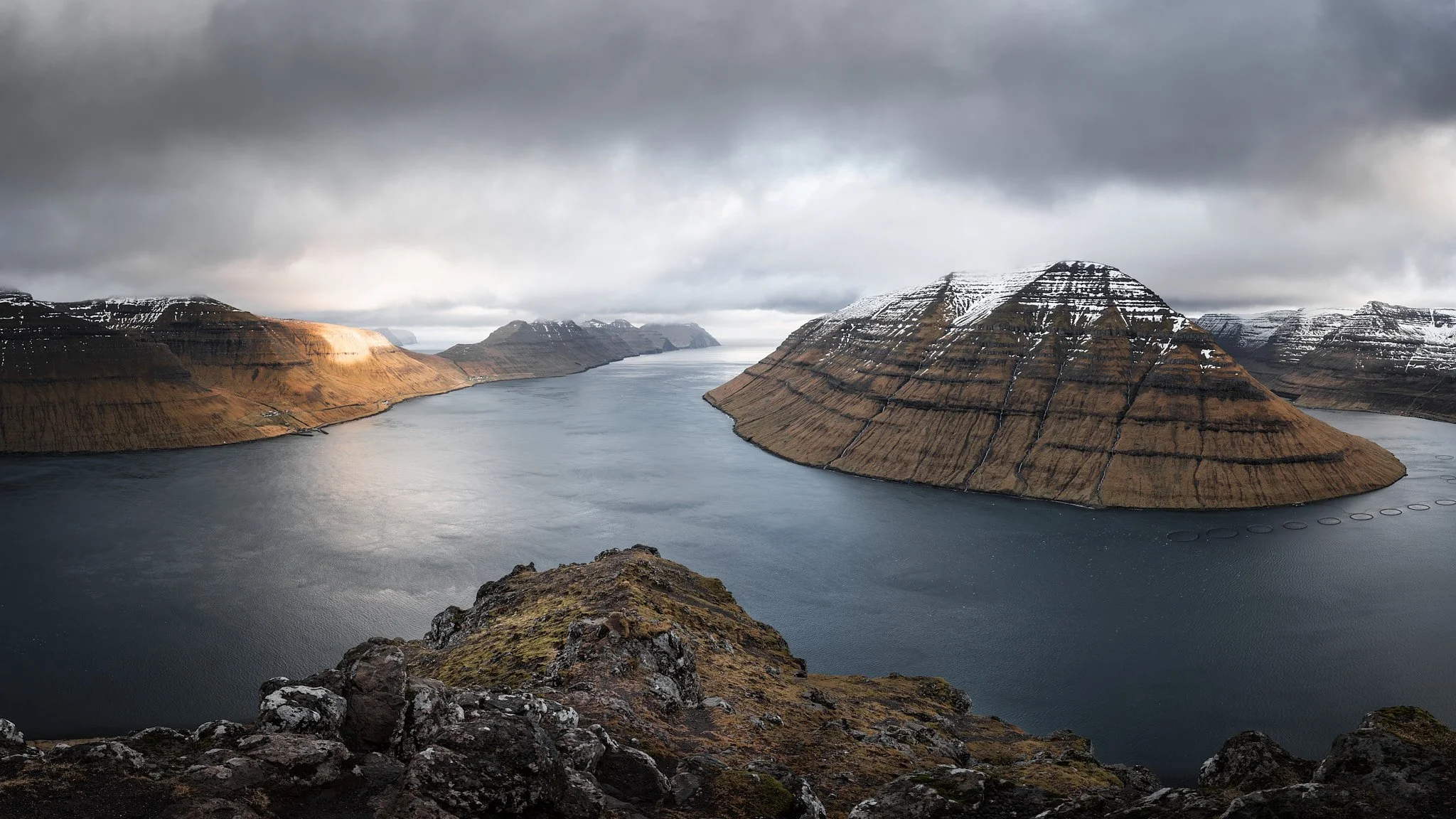 Faröer Inseln - Berglandschaft bei dramatischem Wetter