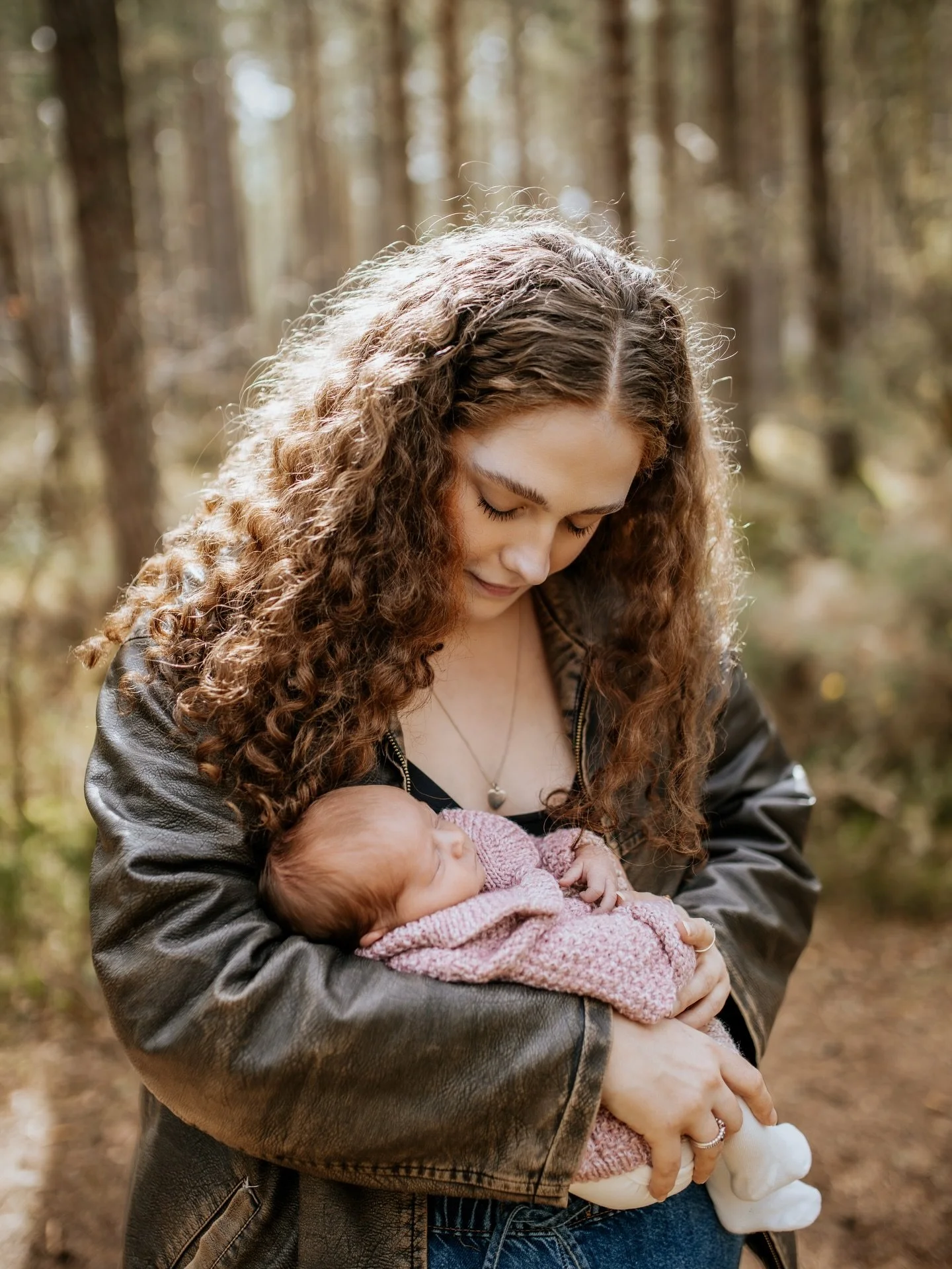 Really excited to share the first newborn shoot of the year 🤍 and wee Florence was just an angel for it!

It was so lovely to capture Amiee, Kenny, and their perfect new addition, Florence, last weekend. We started off at home and then headed out fo