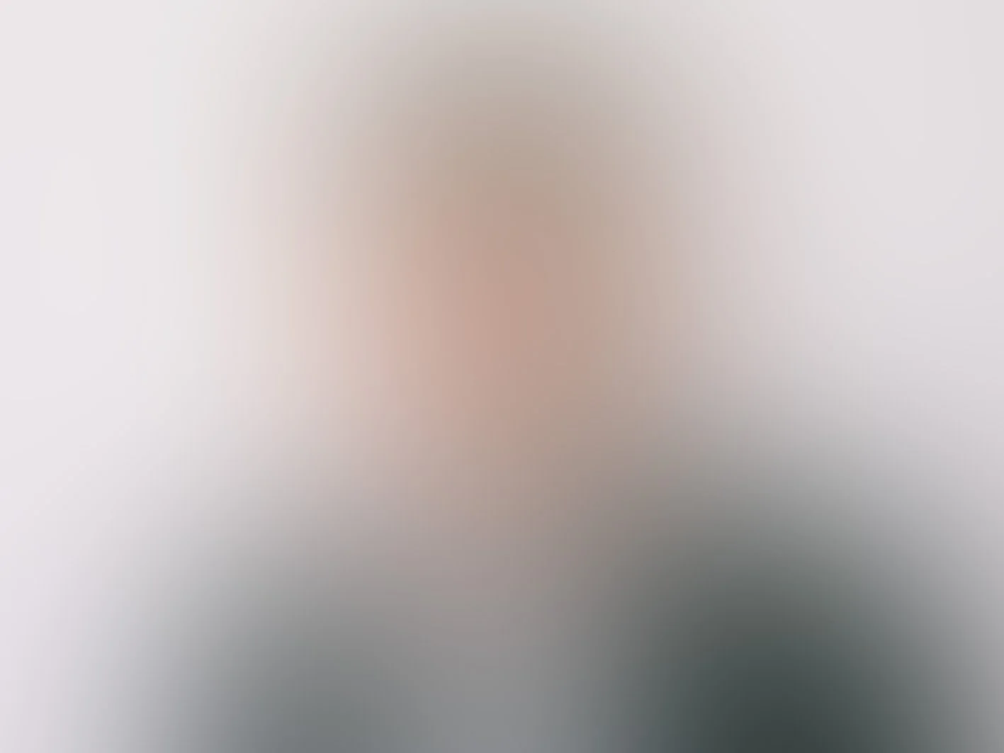 Das Bild ist stark unscharf, Details sind unklar.