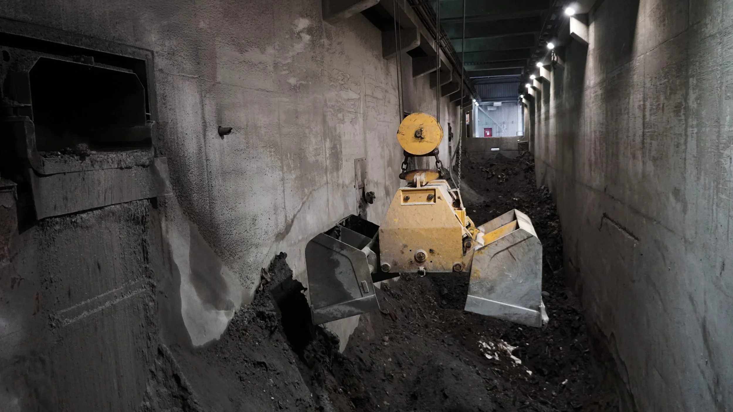 Boden in einem Tunnel wird mit einer Maschinenfräse bearbeitet.