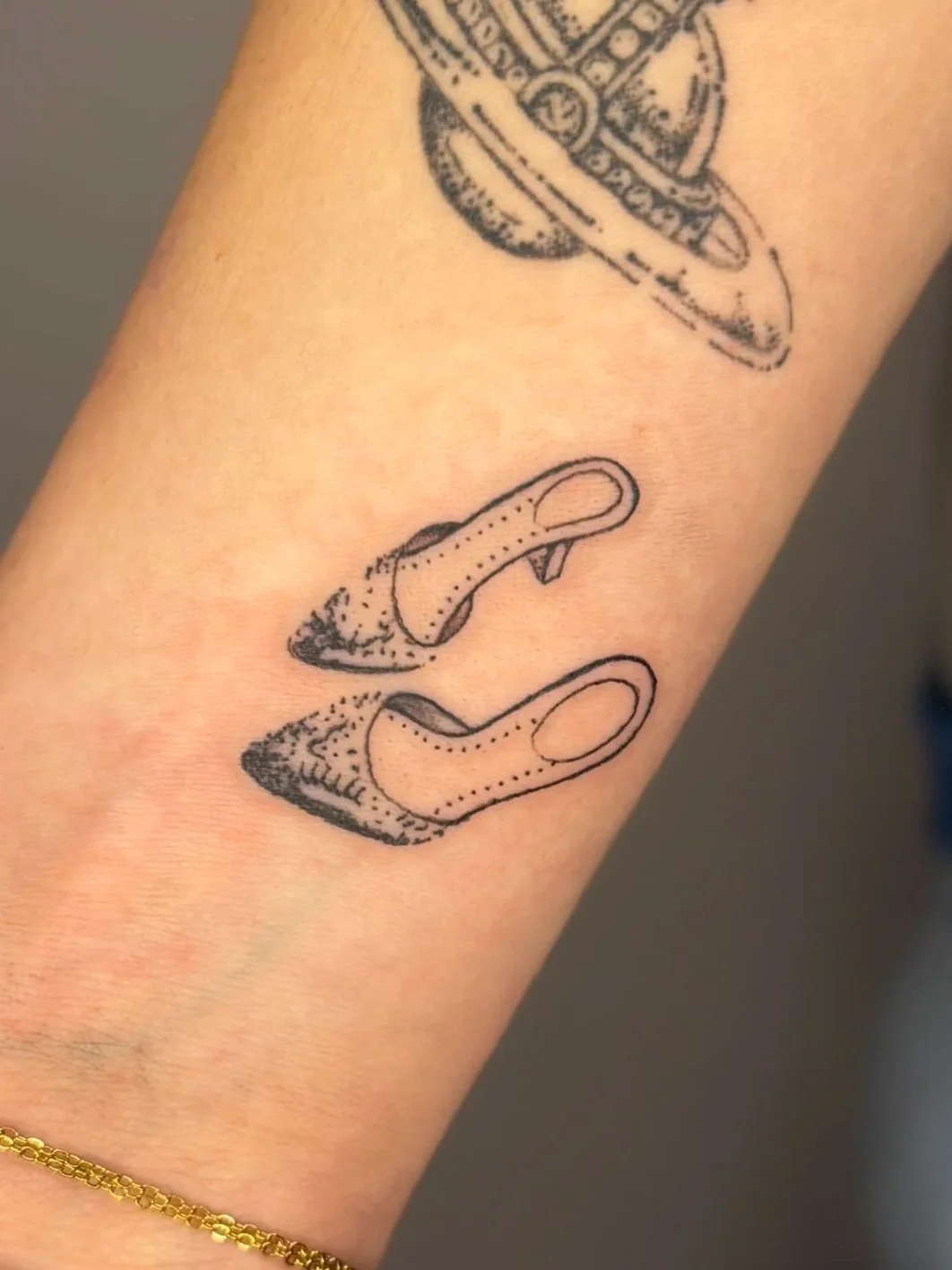 Tattoo van een hand die een pleister legt.