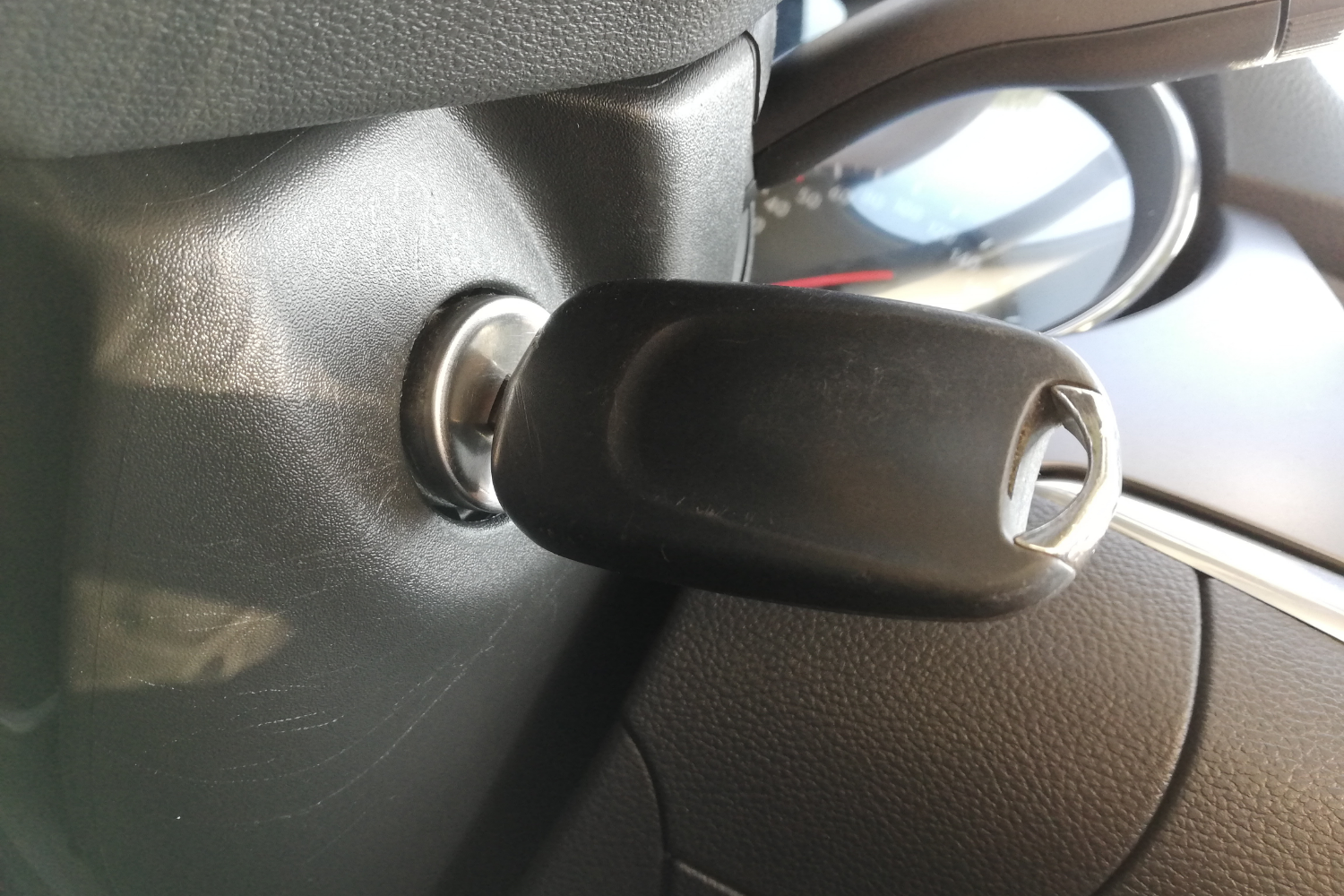 How Automotive Locksmiths Program Key Fobs