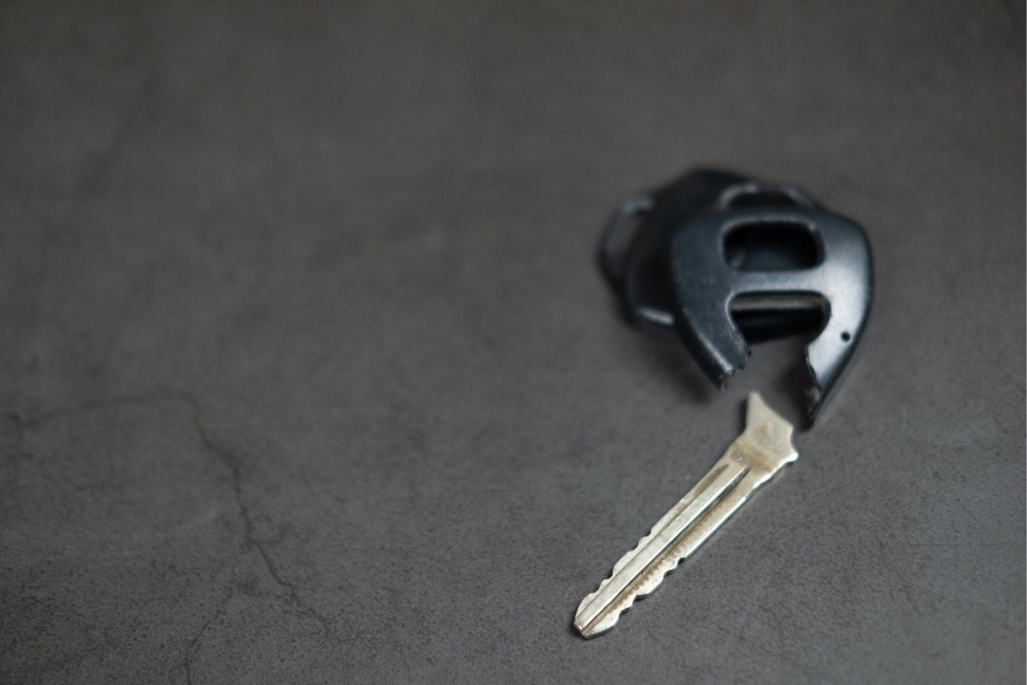 Broken Car Key Extraction: Causes and Solutions