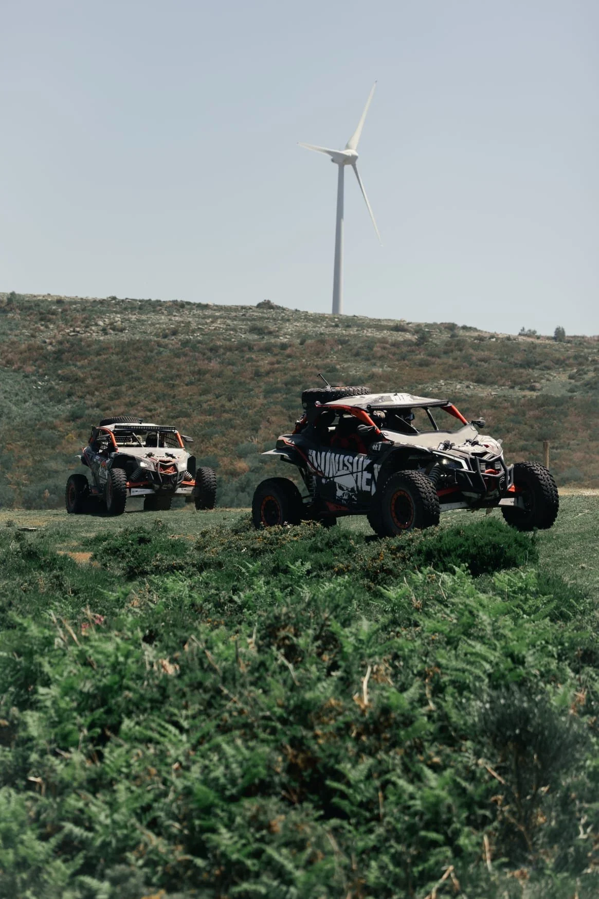 Tours de buggy off-road Can-Am Maverick X3 em paisagens de montanha e parque eólico em Braga Norte de Portugal