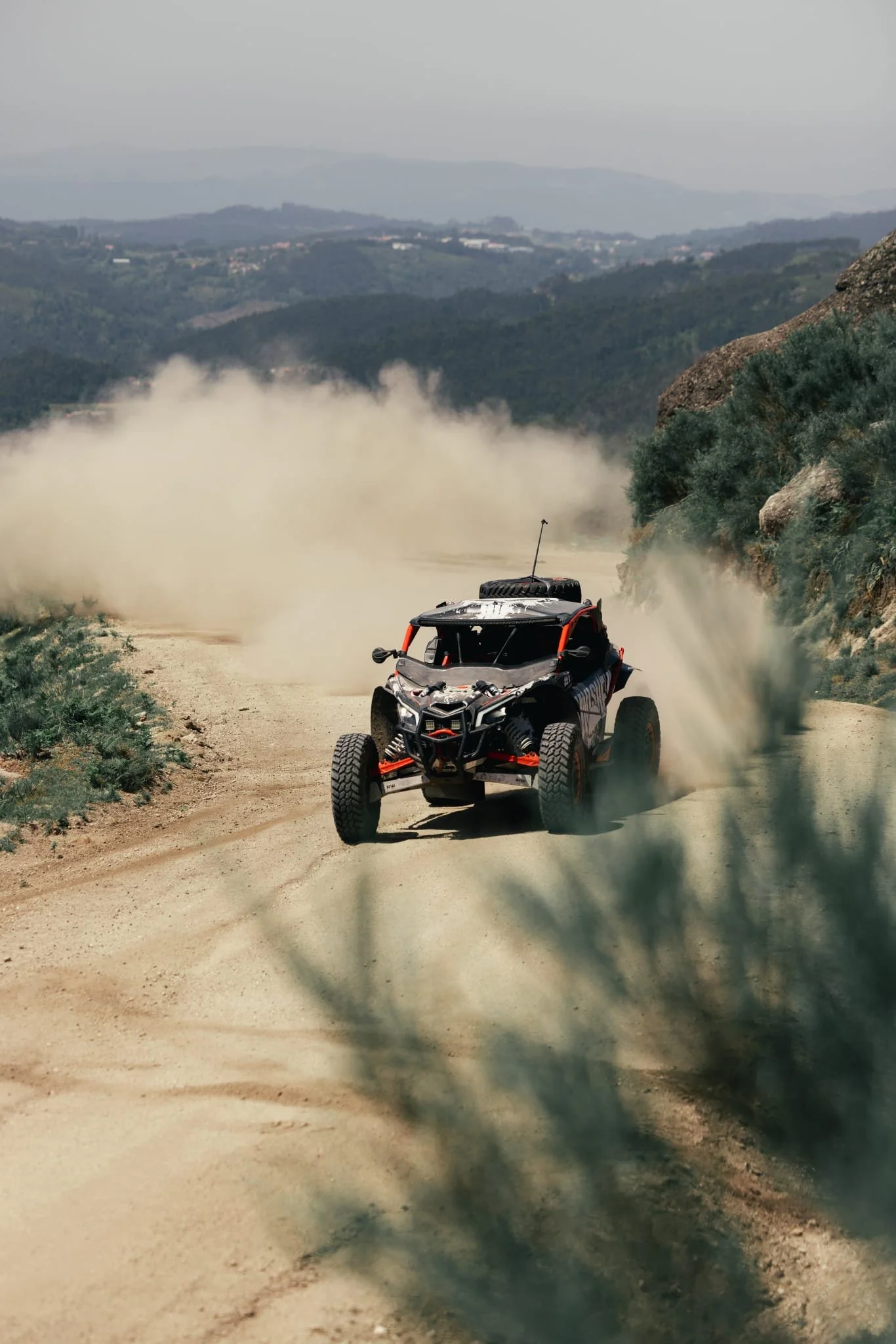Buggy Can-Am Maverick X3 numa subida off-road nas colinas e montanhas de Braga - Black Buggy Tours