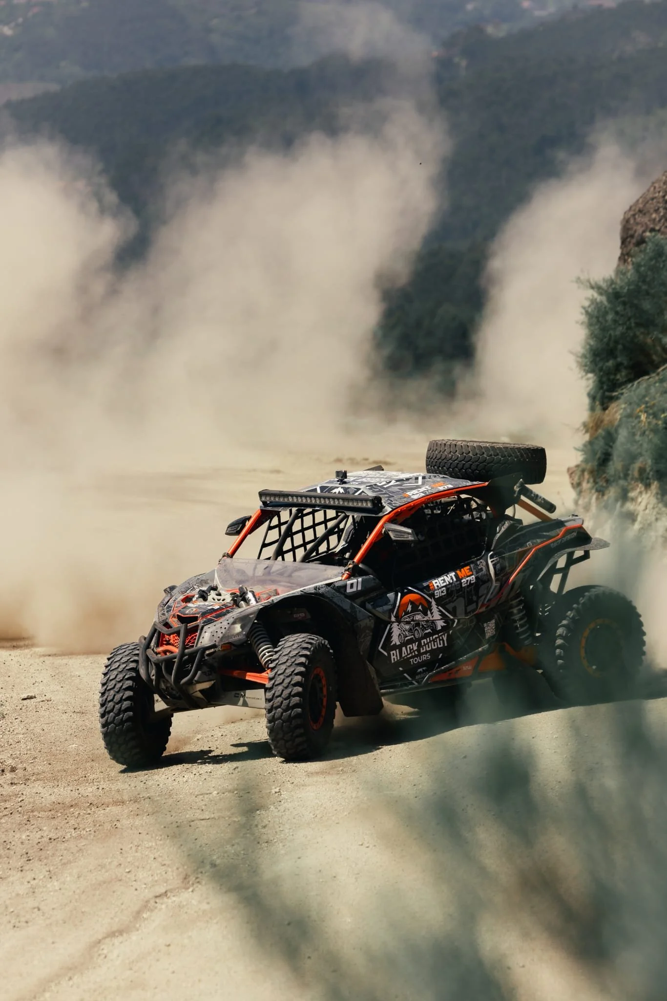 Passeio e aventura off-road de buggy Can-Am Maverick X3 em trilhos de terra em Braga, Norte de Portugal