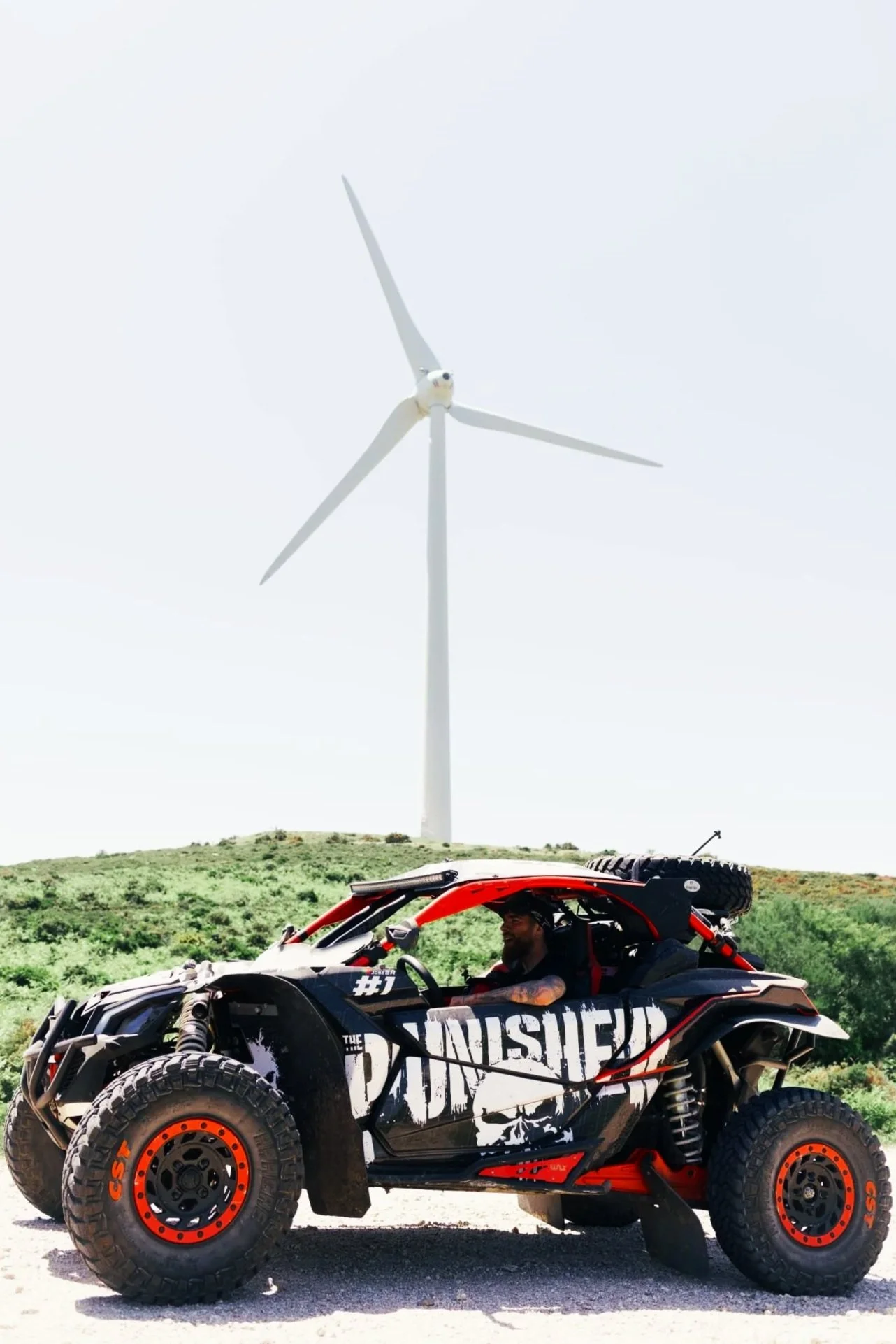 Buggy Can-Am Maverick X3 da Black Buggy Tours junto a parque eólico e paisagens de montanha em no Norte de Portugal