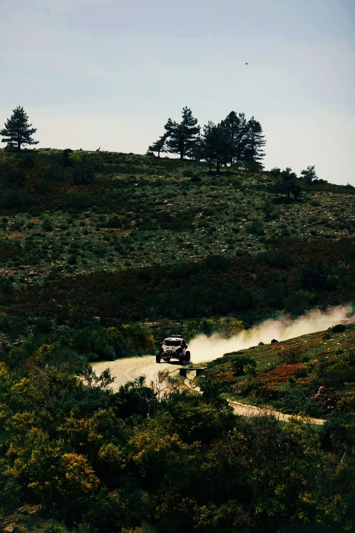 Passeio guiado de buggy off-road Can-Am Maverick X3 com vistas panorâmicas sobre as colinas, serras e montanhas de Braga e Norte de Portugal