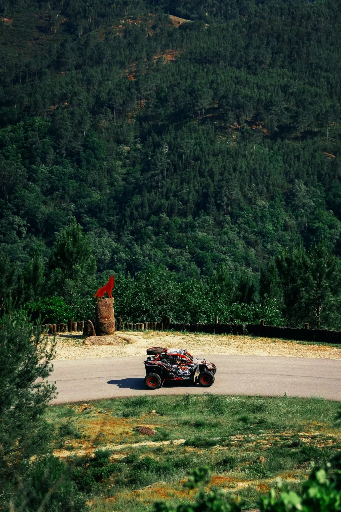 Passeio de buggy off-road por caminhos e trilhos rurais e paisagens florestais na região de Braga no Norte de Portugal - Black Buggy Tours