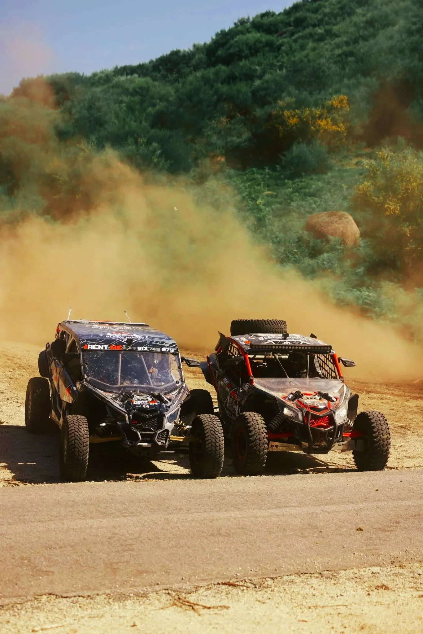 Dois buggies Can-Am em passeio off-road de aventura nas montanhas de Braga - Black Buggy Tours