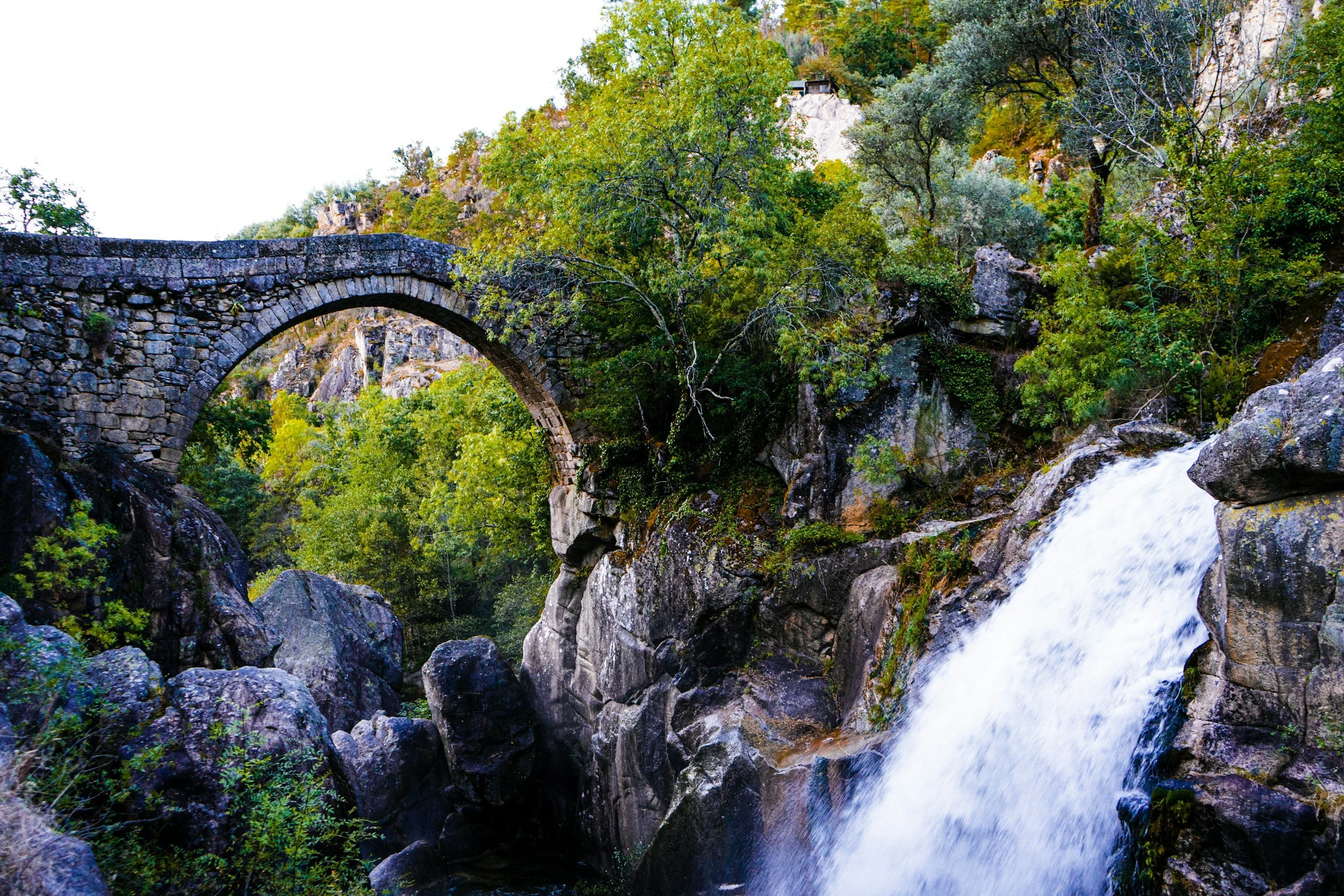 cascatas no Gerês no Norte de Portugal
