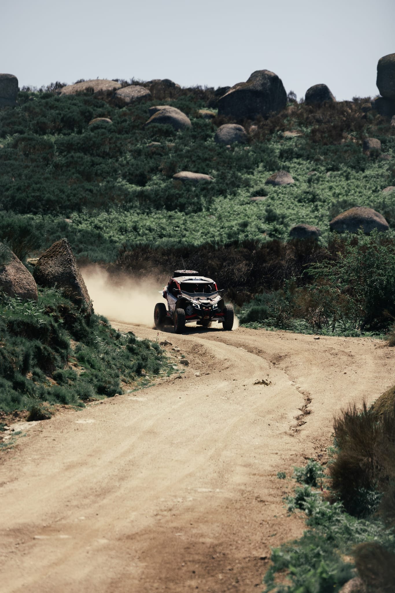 Experiência de passeio off-road de buggy em trilhos de montanha em Braga, Norte de Portugal