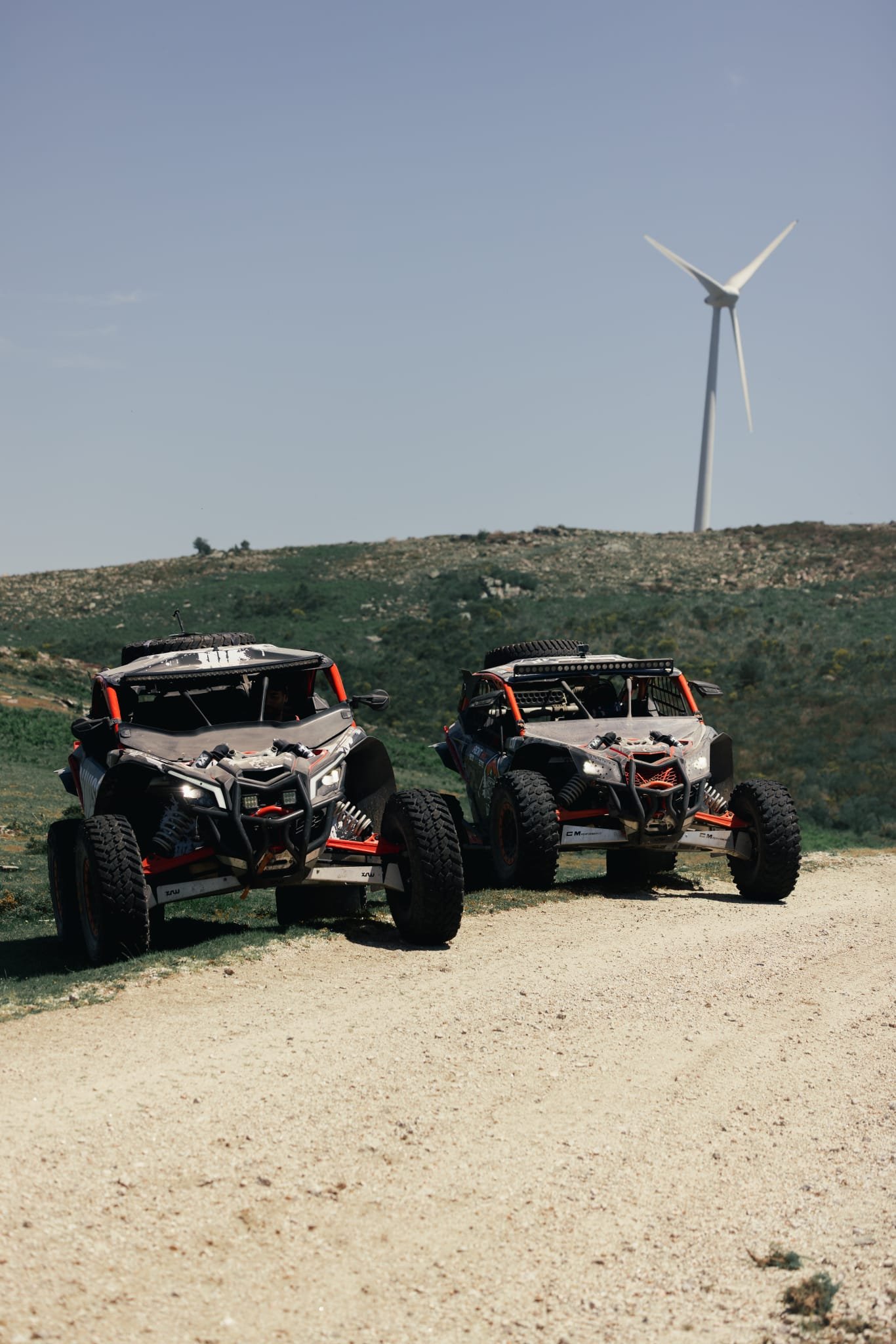 Pausa para fotografia em tour de buggy com vista para o parque eólico e serras do alto montanhoso do Norte de Portugal