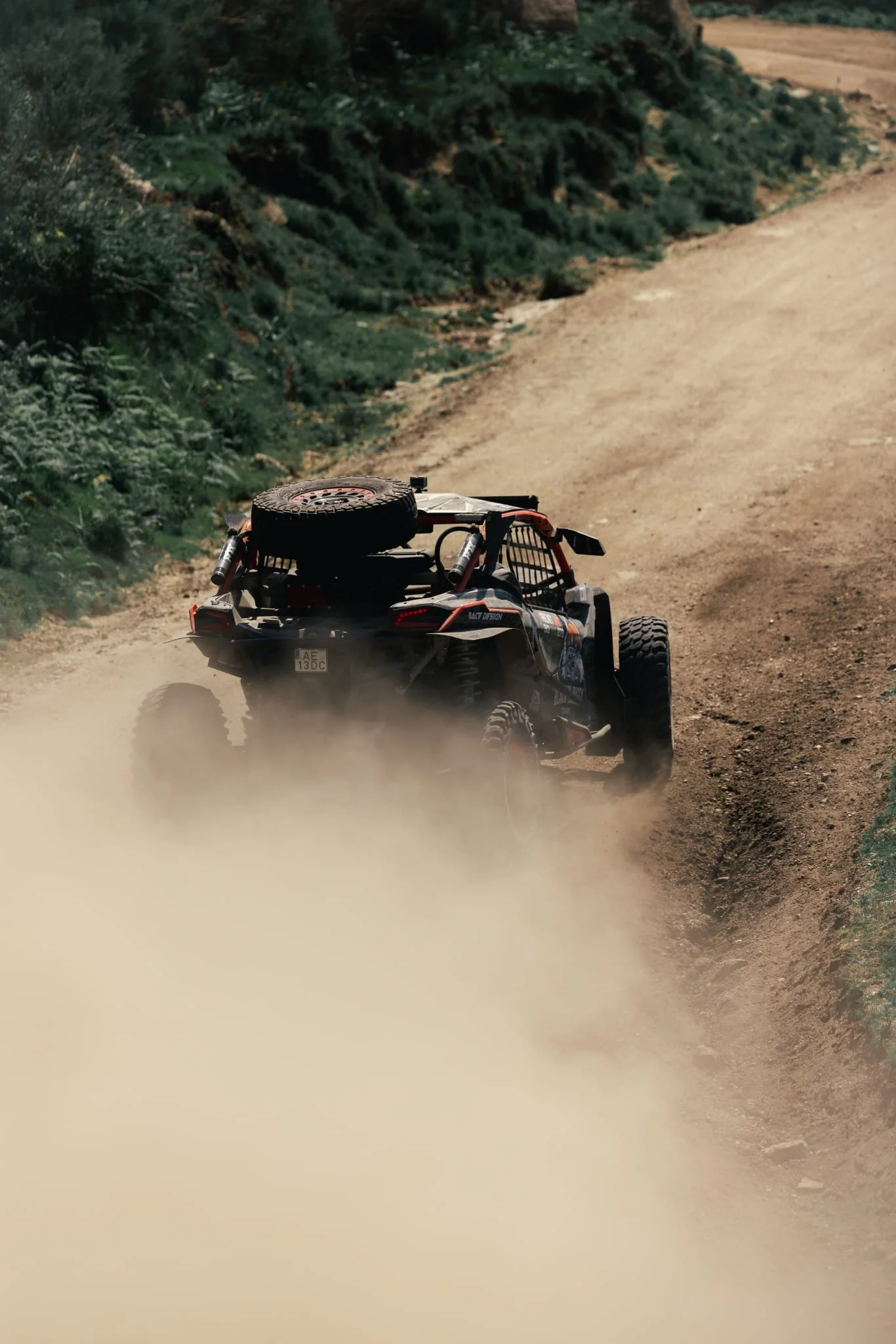 Buggy Can-Am Maverick X3 numa curva off-road em alta adrenalina nos trilhos de Braga e Norte de Portugal - Black Buggy Tours