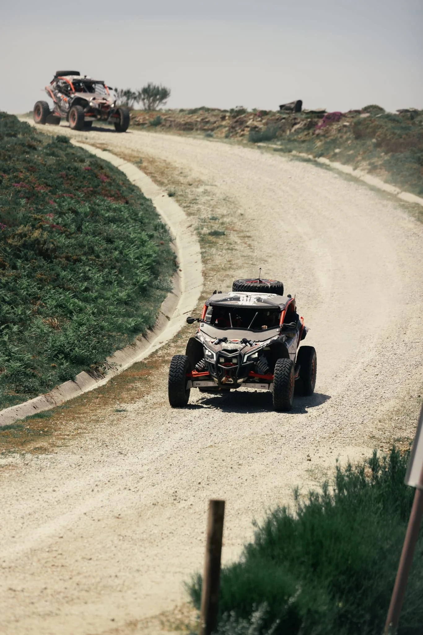 Passeio guiado de buggy off-road por caminhos rurais e trilhos de montanha em Salto, Montalegre, Norte de Portugal