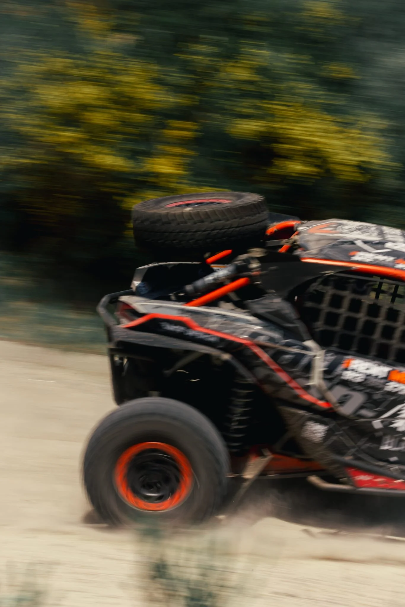 Detalhe do buggy Can-Am Maverick X3 da Black Buggy Tours num passeio de aventura e emoção, em Braga Norte de Portugal. Tours off-road.