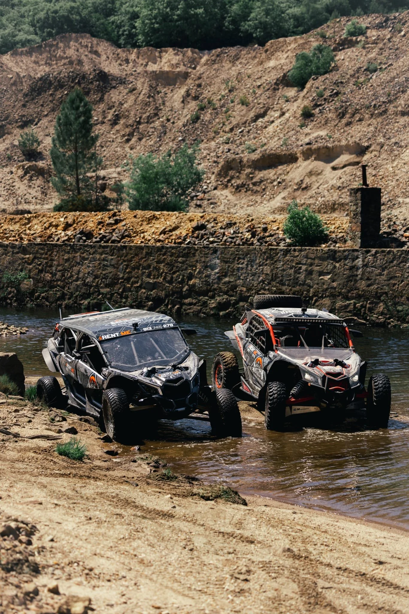 Tour off-road de buggy side-by-side a atravessar rios nas paisagens naturais na região de Braga e Norte de Portugal