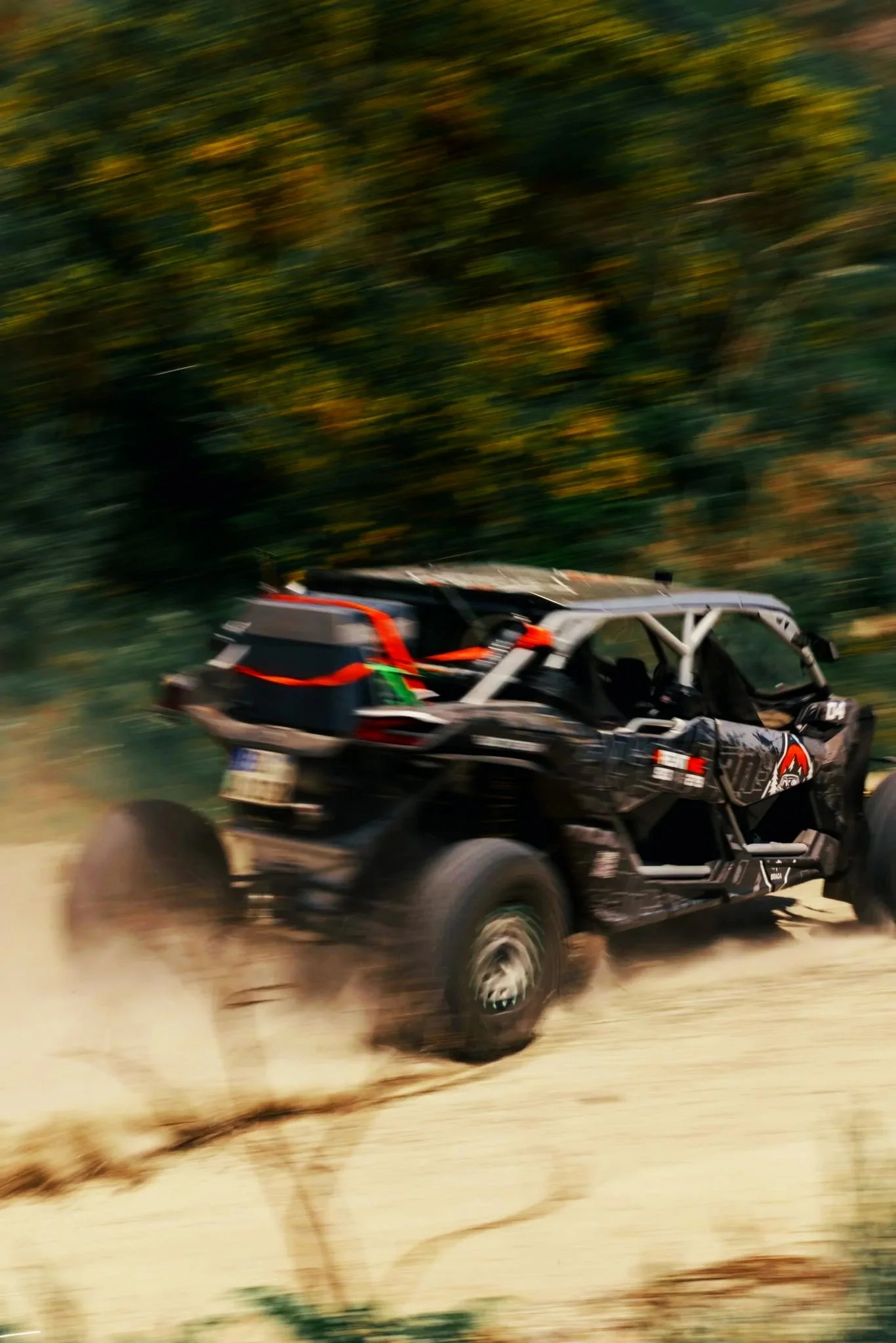 Experiência de aventura off-road com buggy em alta velocidade nos trilhos das montanhas de Braga - Black Buggy Tours.