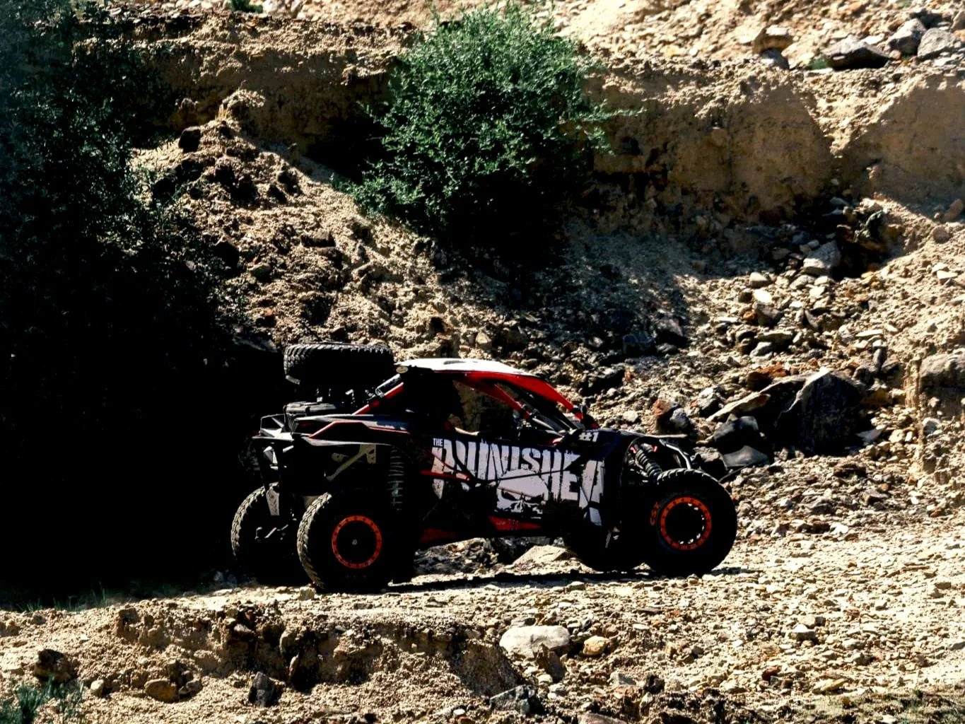 King of the Rocks Can-Am Maverick X3 da Black Buggy Tours num trilho técnico no Gerês