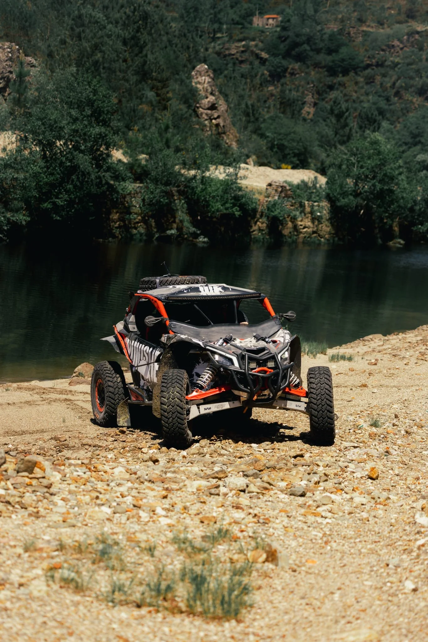 Pausa para fotografia em tour de buggy off-road Can-Am Maverick X3 junto ao rio e colinas em Braga no Norte de Portugal