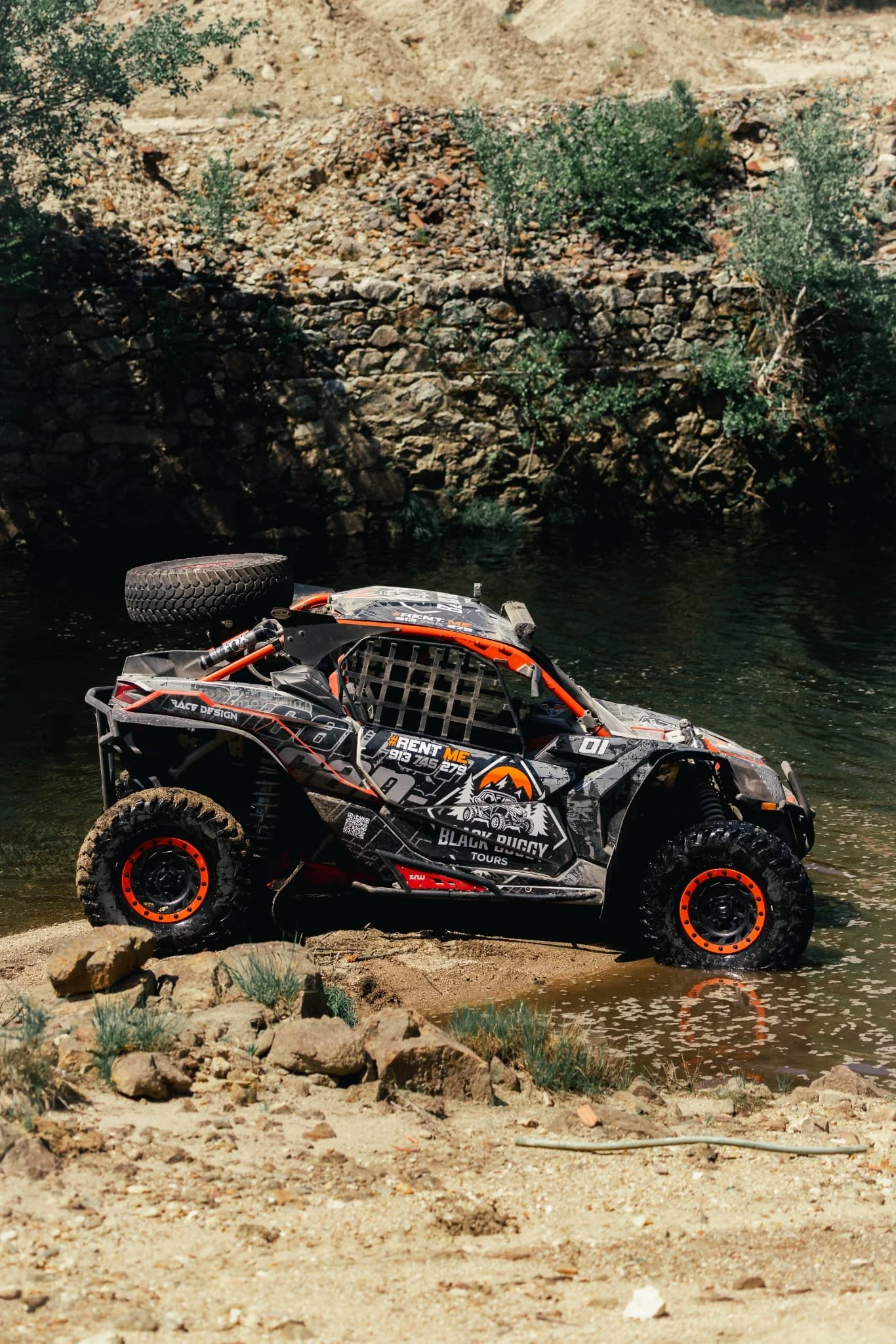 Buggy Can-Am a atravessar rio em tour de aventura off-road em Braga Norte de Portugal - Black Buggy Tours