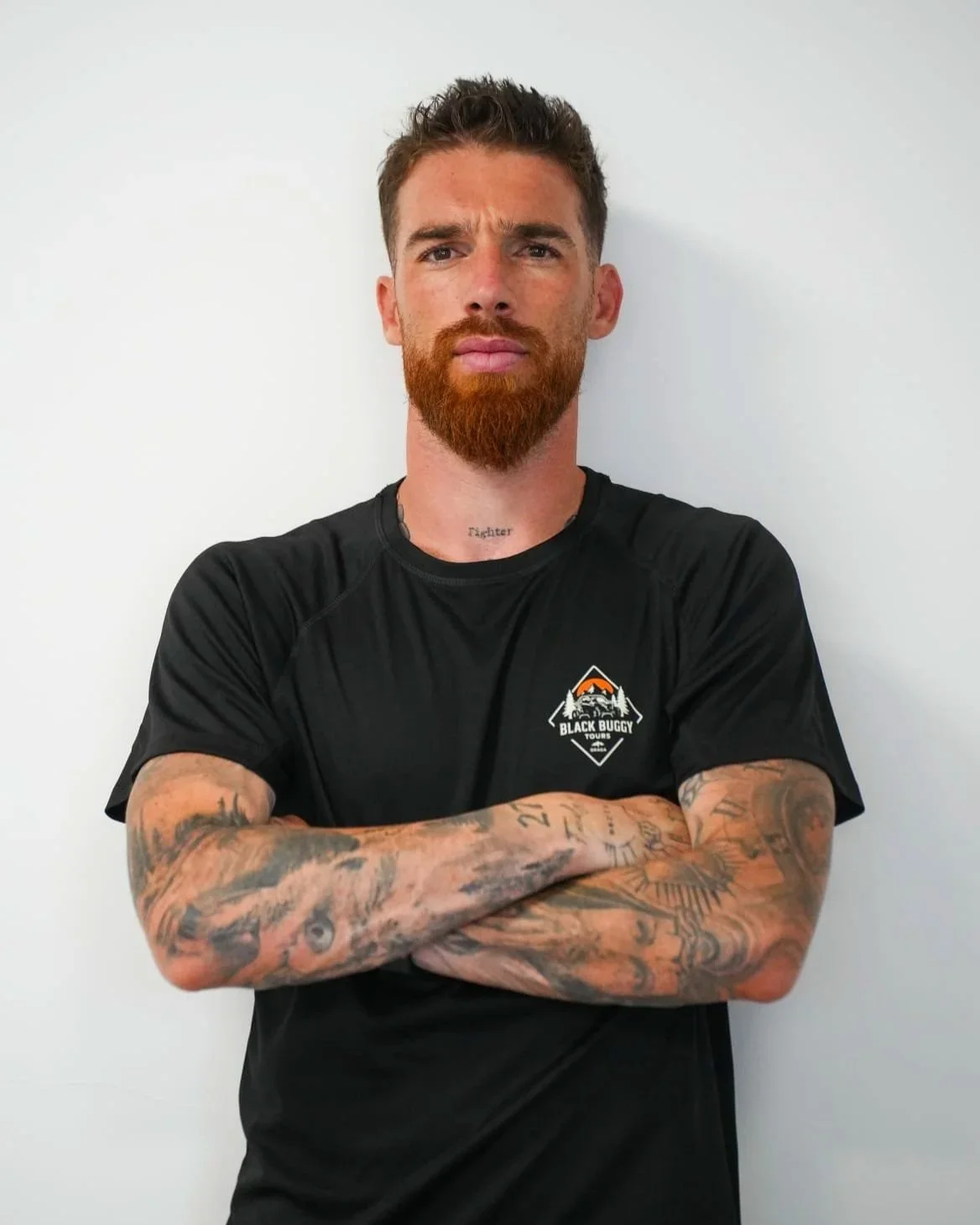 José Sá, guarda-redes profissional e da Seleção Nacional de Portugal, com a t-shirt oficial da Black Buggy Tours em Braga, da qual é fundador