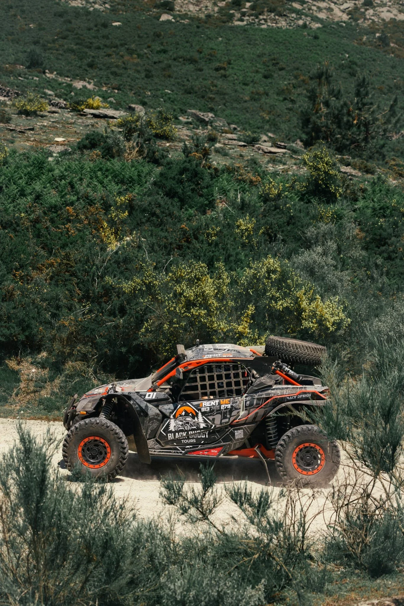 Pausa fotográfica numa tour passeio off-road de buggy Black Buggy Tours com Can-Am Maverick X3 na natureza e serras da região do Norte de Portugal. Montanhas ao fundo.