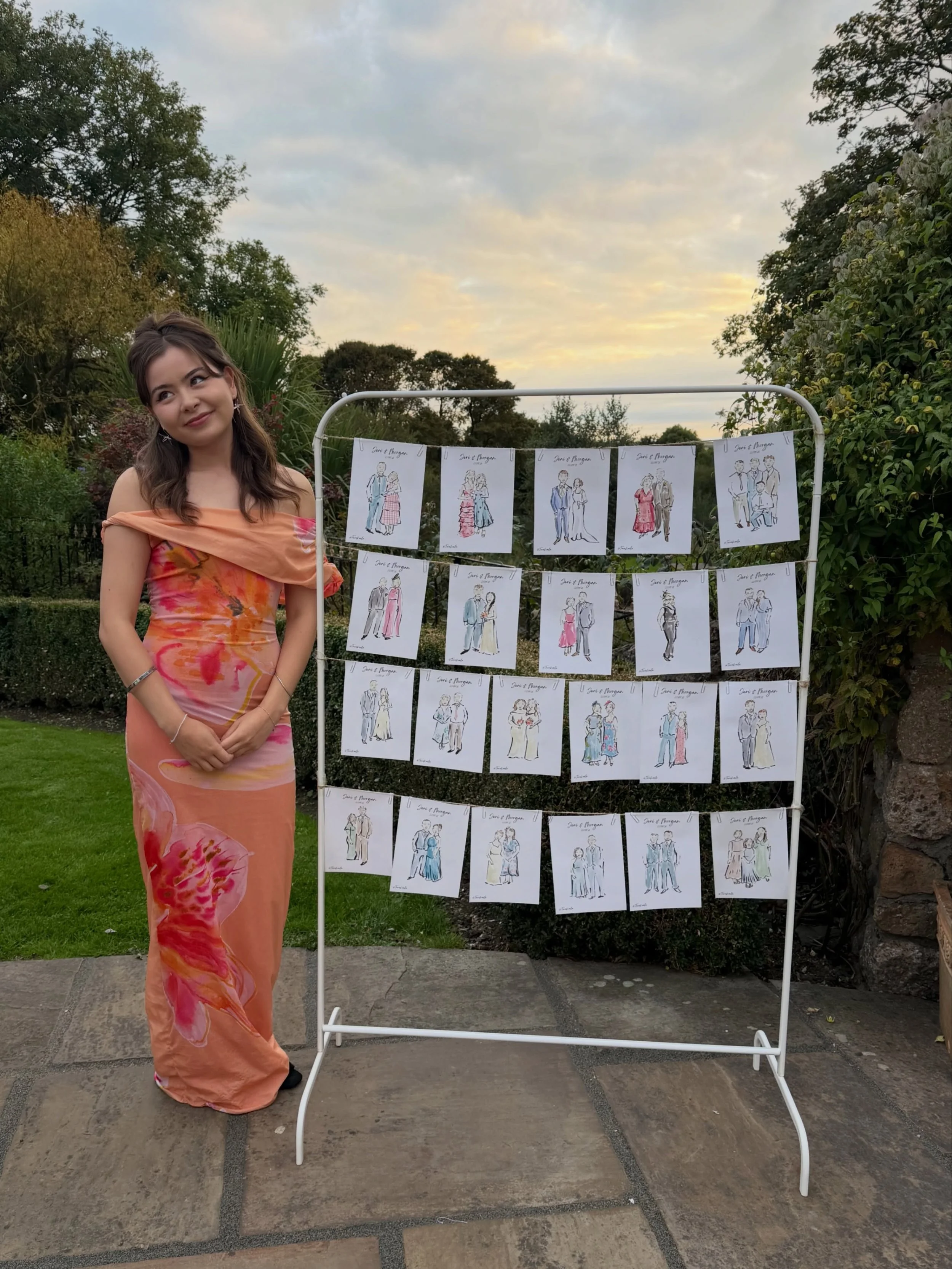 Illustrating at the most beautiful wedding in Wales !🏴󠁧󠁢󠁷󠁬󠁳󠁿💍🌺 @kingarthurhotel 
.
#liveillustration #weddingportraits
