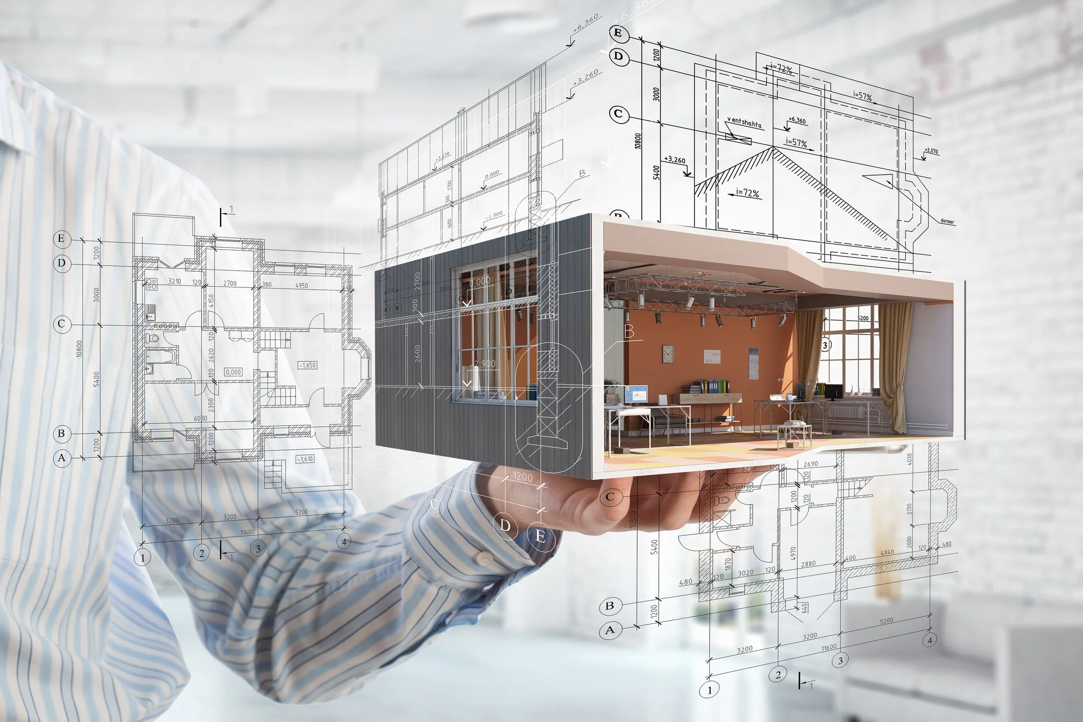 Persona che tiene in mano un modellino di un edificio in 3D con disegni tecnici e piani architettonici sovrapposti.