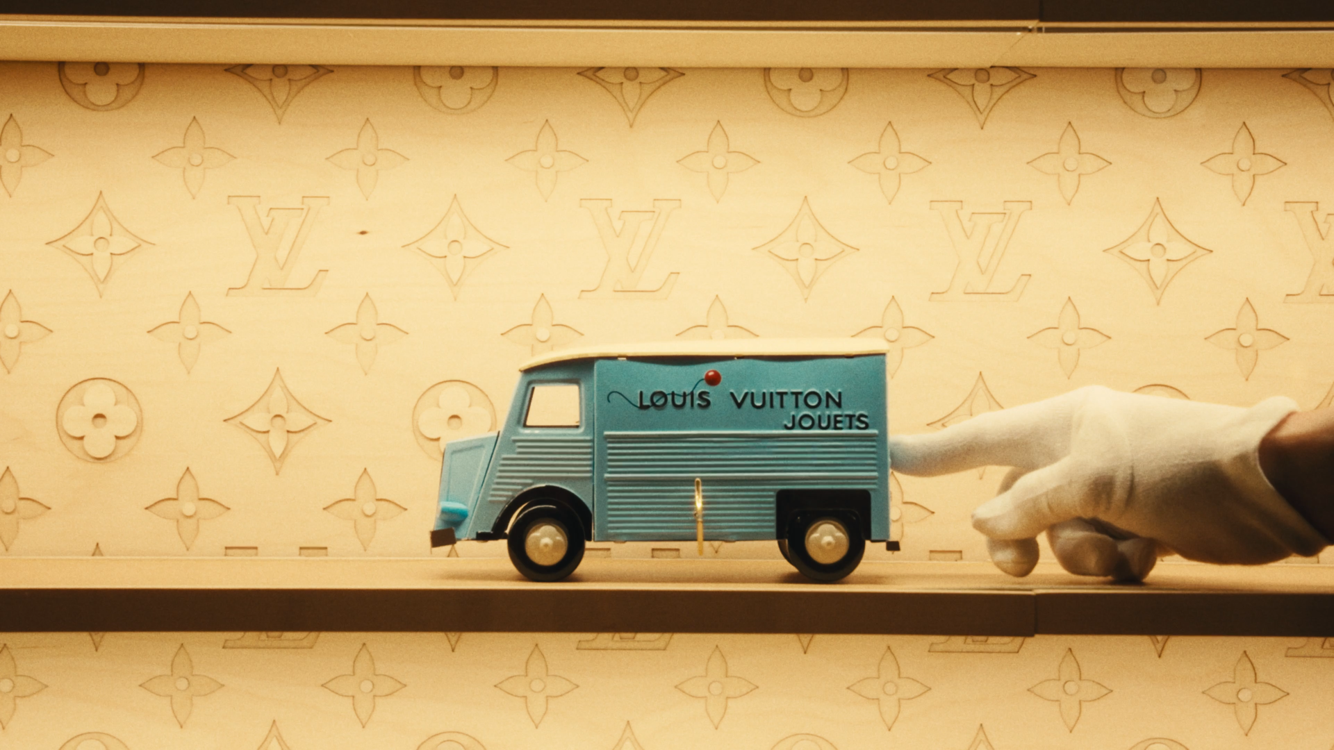 LOUIS VUITTON - commercial