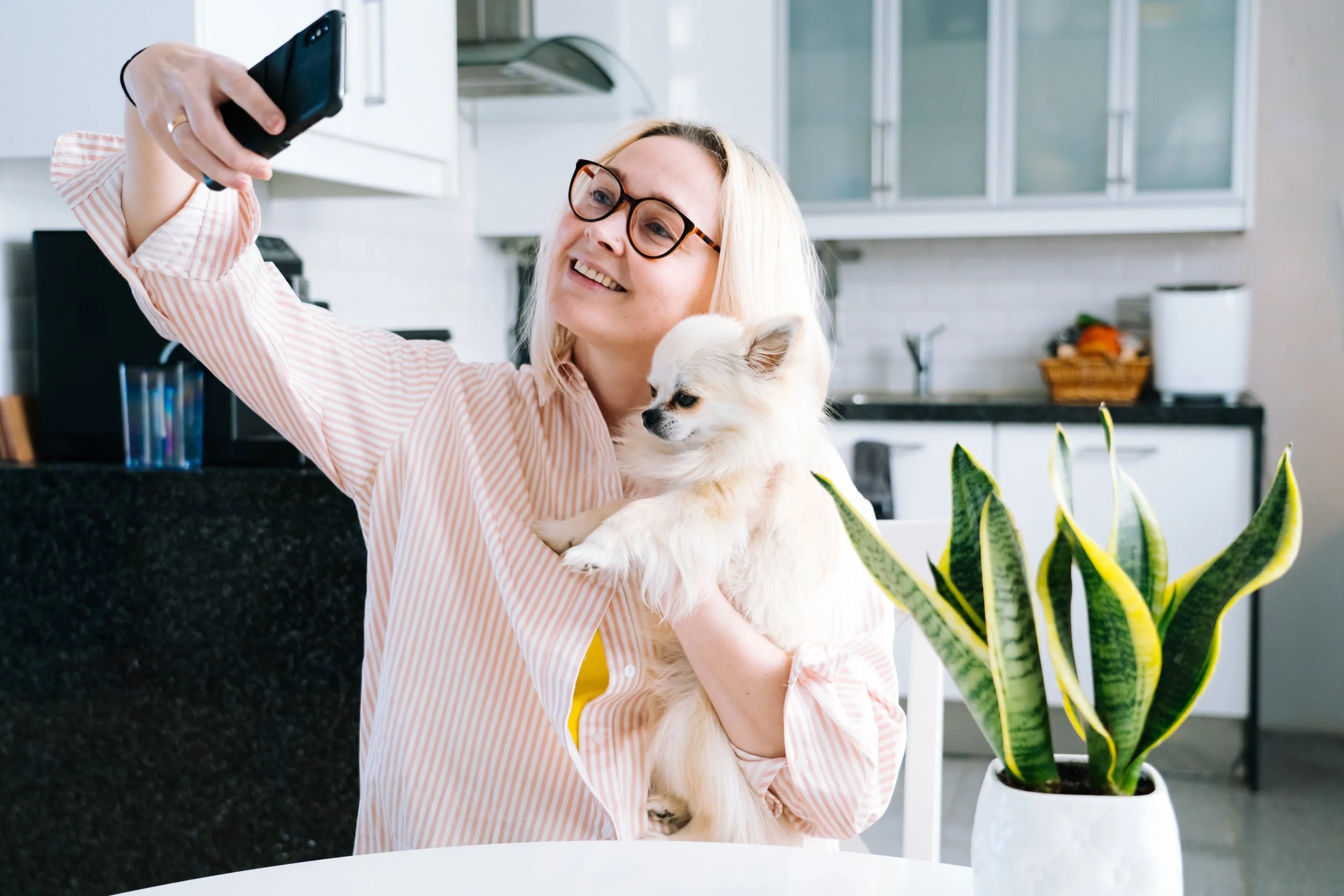 woman-takes-selfie-with-dog-in-kitchen-2026-01-06-00-55-37-utc.jpg