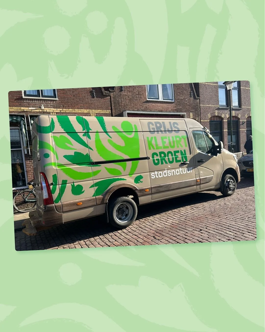 Zit je met haast op de fiets om de trein te halen, kom je opeens je design tegen in het wild.

De busbestickering had ik al in 2022 gemaakt, maar Jan van @grijskleurtgroen kon nog geen gedag zeggen tegen zijn oude werkpaard. Dit jaar heeft hij er toc