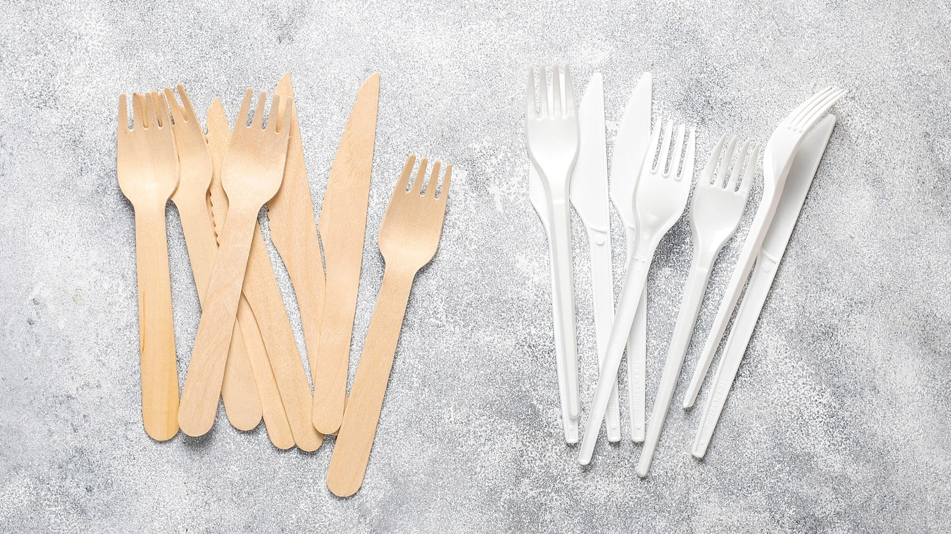 Wegwerp bamboe bestek naast traditioneel plastic bestek